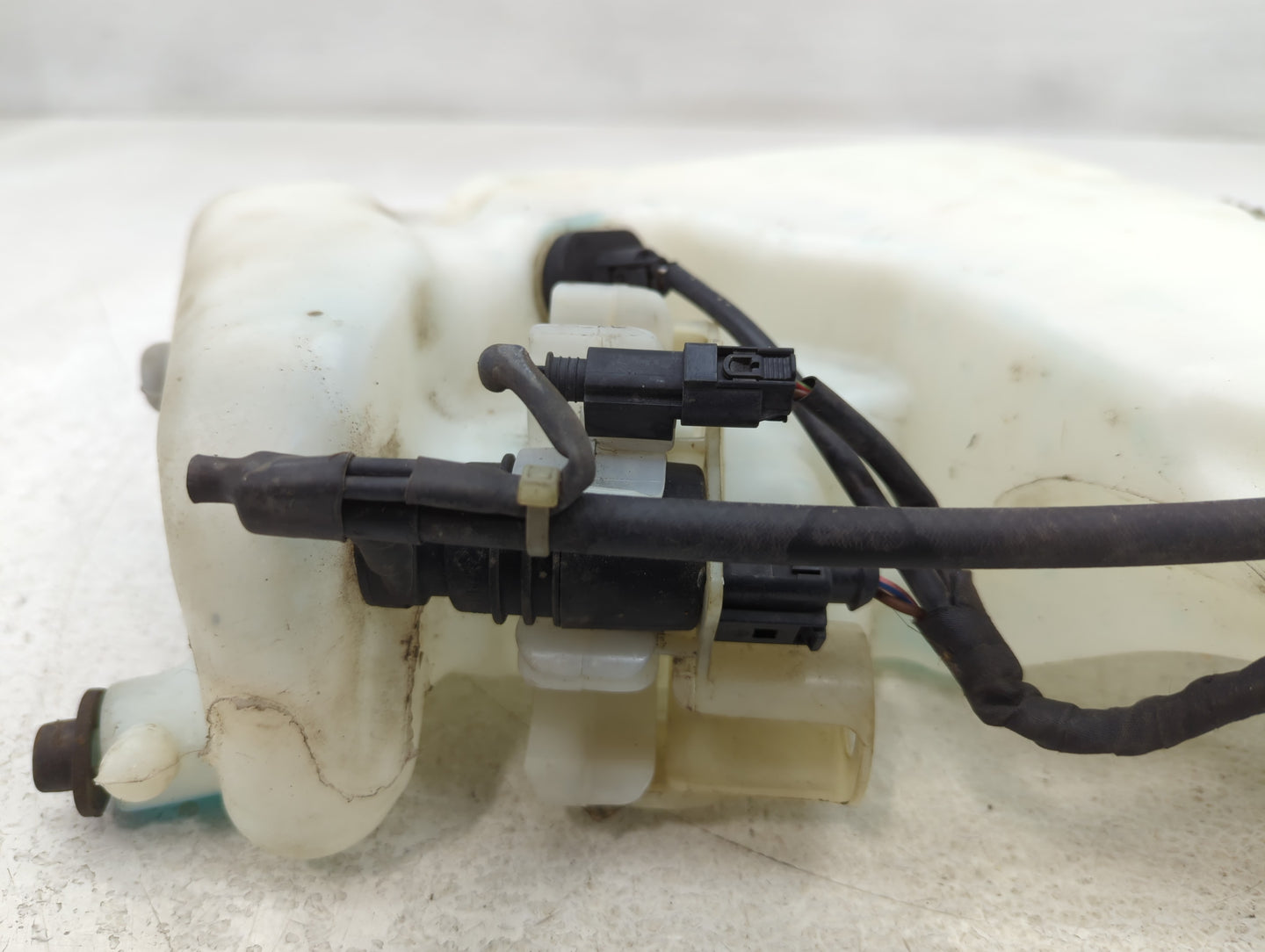 Mercedes-benz E350 Windshield Washer Fluid Reservoir Bottle Oem - Oemusedautoparts1.com