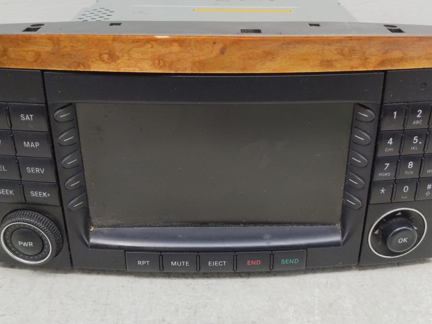 2006-2007 Mercedes-Benz R350 Radio AM FM Cd Player Receiver Replacement P/N:A2518200879 Fits Fits 2006 2007 OEM Used Auto Pa