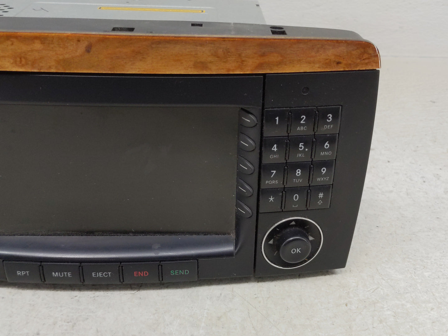 2006-2007 Mercedes-Benz R350 Radio AM FM Cd Player Receiver Replacement P/N:A2518200879 Fits Fits 2006 2007 OEM Used Auto Pa