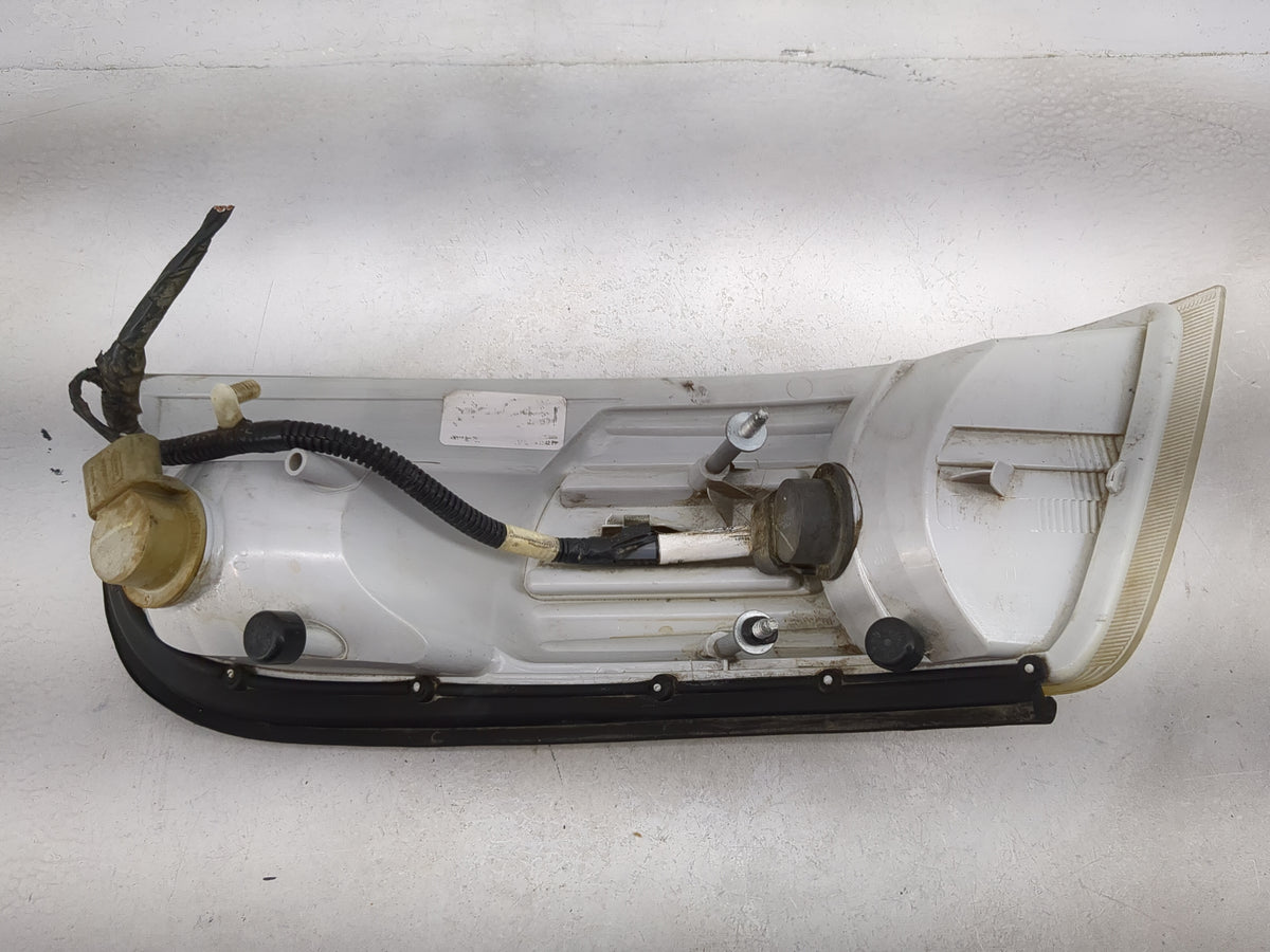2006-2011 Mercury Grand Marquis Passenger Right Oem Front Light Lamp - Oemusedautoparts1.com