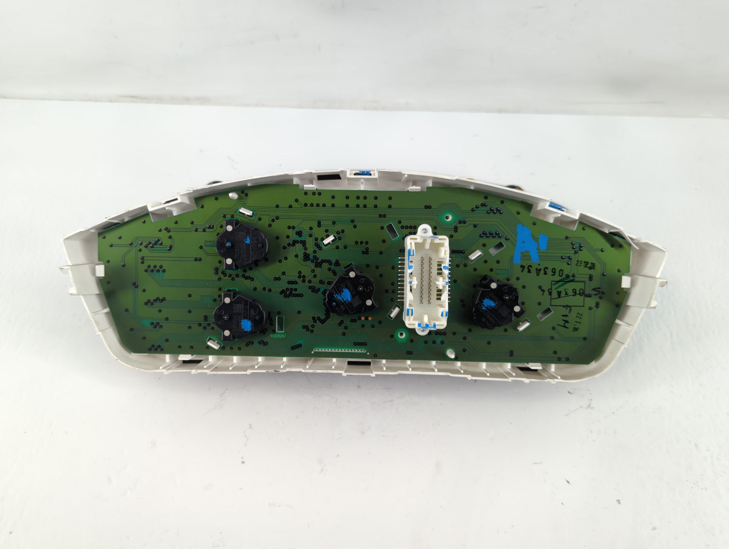 2006 Mitsubishi Galant Instrument Cluster Speedometer Gauges P/N:69527-080A 8100A385 Fits OEM Used Auto Parts - Oemusedautop