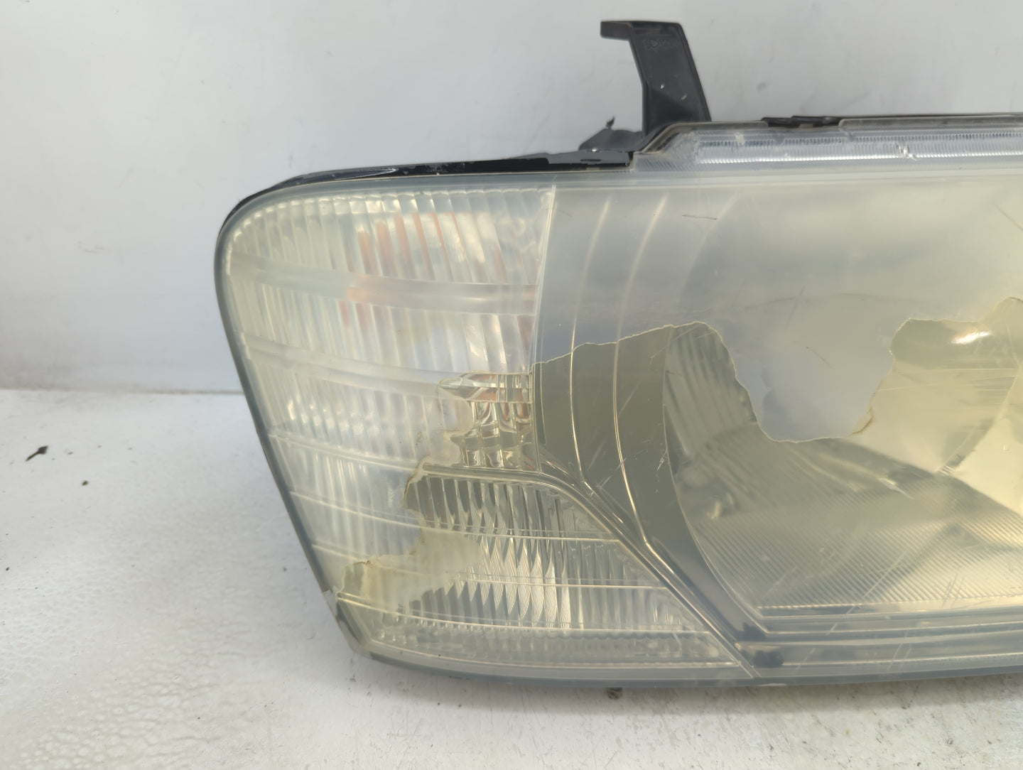 2003 Mitsubishi Montero Passenger Right Oem Head Light Headlight Lamp - Oemusedautoparts1.com