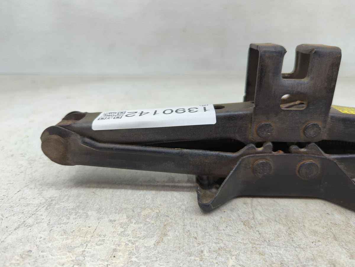 2006 Nissan Altima Spare Scissor Car Jack 1390142 - Oemusedautoparts1.com