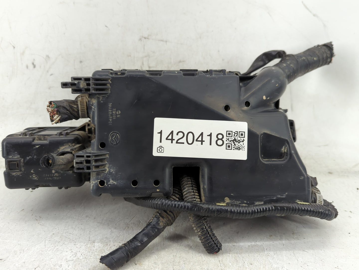 2005-2007 Nissan Armada Fusebox Fuse Box Panel Relay Module P/N:BFD2-66761 Fits Fits 2004 2005 2006 2007 OEM Used Auto Parts