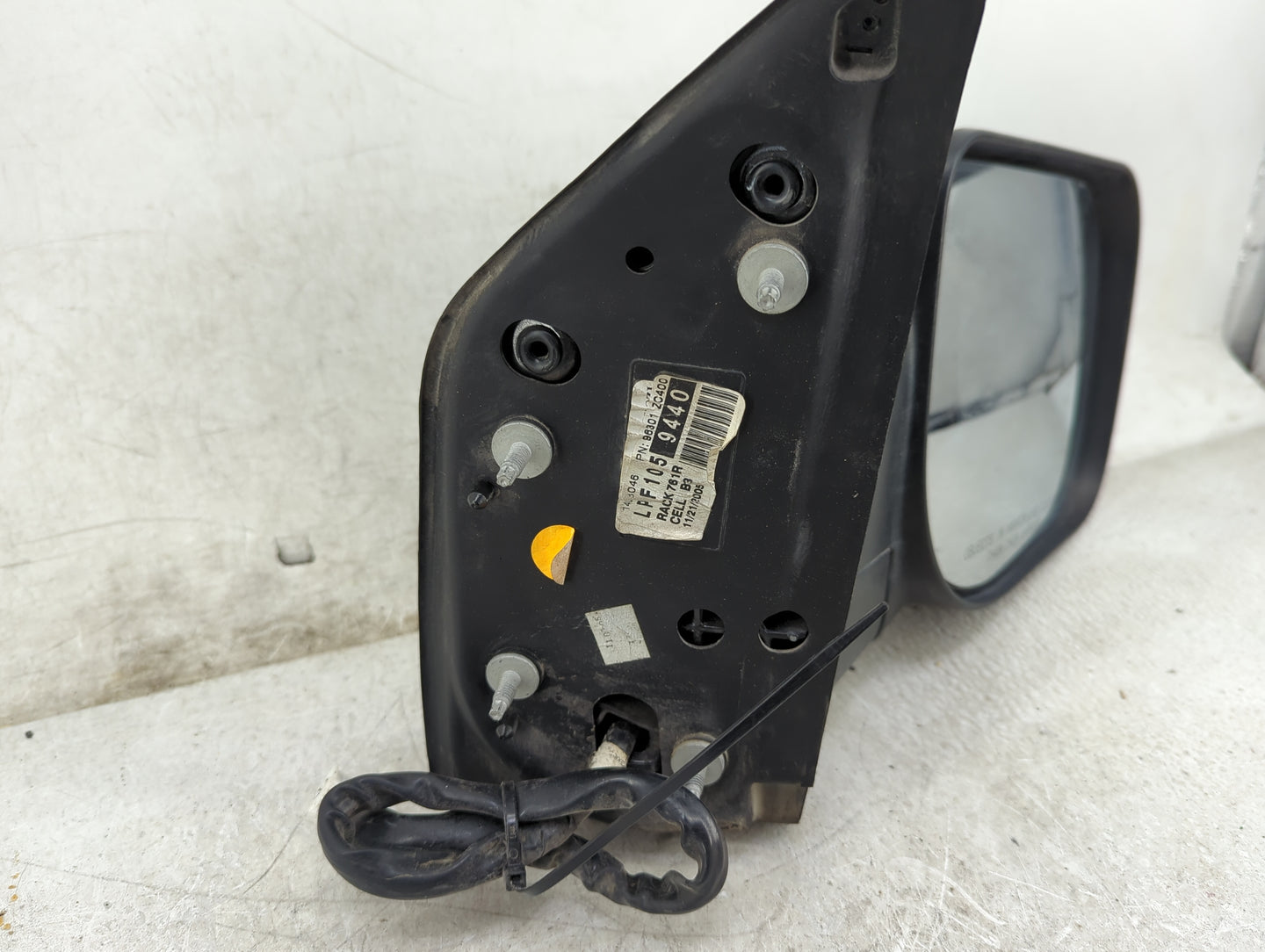 2005-2006 Nissan Armada Passenger Side View Mirror - Right Door Mirror OEM Used - Oemusedautoparts1.com