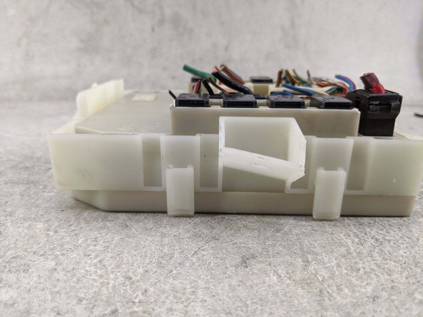 2005-2007 Nissan Armada Fusebox Fuse Box Panel Relay Module P/N:284B67S002 Fits Fits 2004 2005 2006 2007 OEM Used Auto Parts
