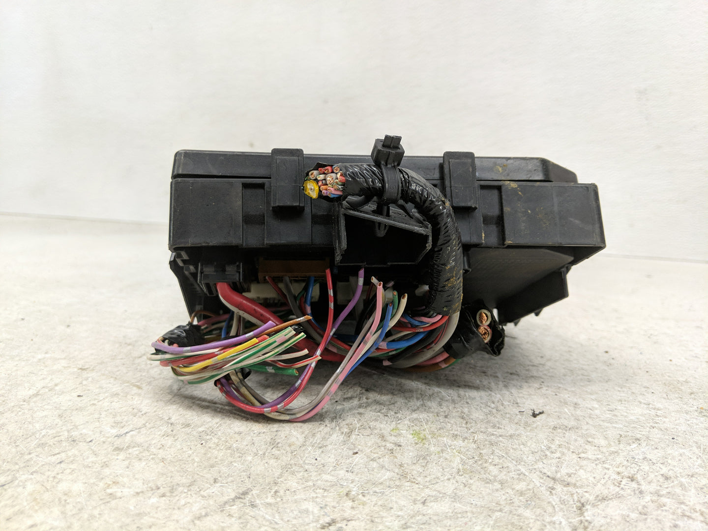 2005-2006 Nissan Pathfinder Fusebox Fuse Box Panel Relay Module P/N:284B7 ZE03C Fits Fits 2005 2006 2007 OEM Used Auto Parts