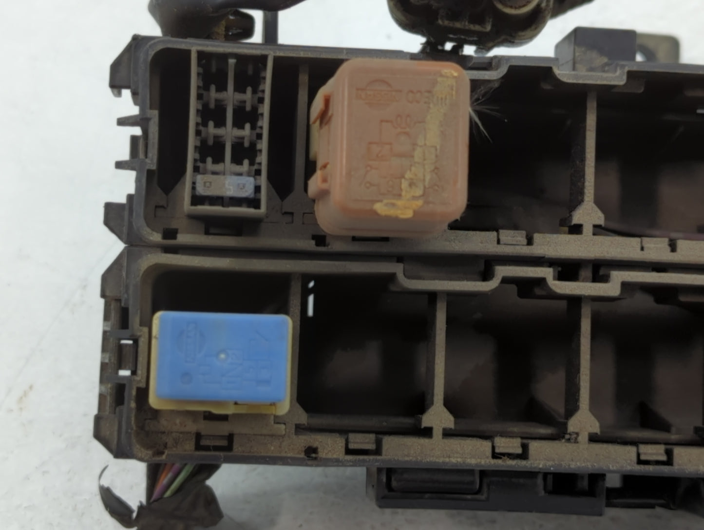 2005-2006 Nissan Pathfinder Fusebox Fuse Box Panel Relay Module P/N:6356-4005 Fits Fits 2005 2006 2007 OEM Used Auto Parts -