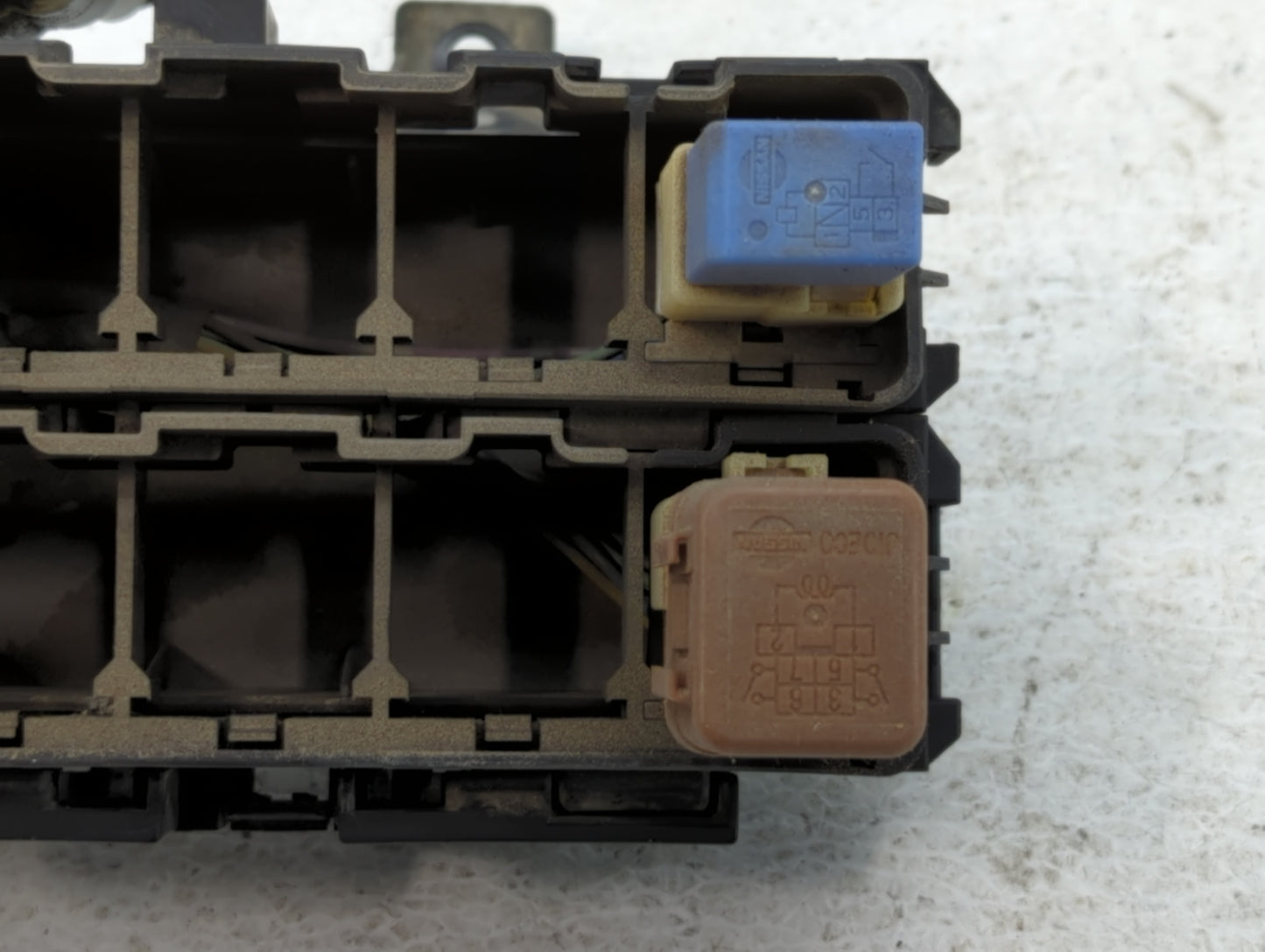2005-2006 Nissan Pathfinder Fusebox Fuse Box Panel Relay Module P/N:6356-4005 Fits Fits 2005 2006 2007 OEM Used Auto Parts -