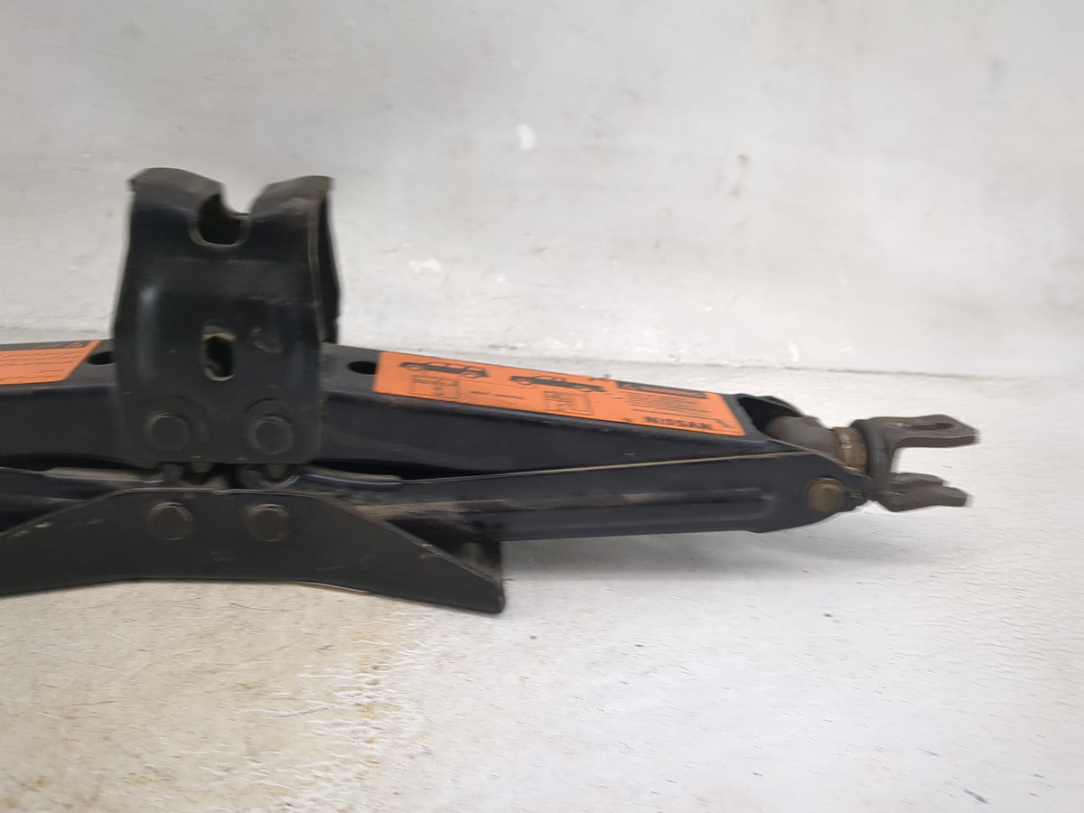 2006 Nissan Titan Spare Scissor Car Jack - Oemusedautoparts1.com