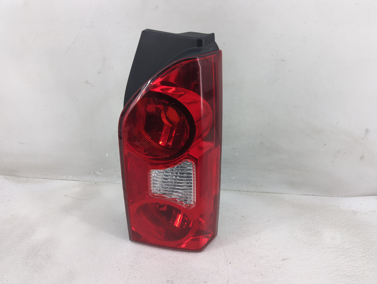 2005-2015 Nissan Xterra Tail Light Assembly Passenger Right OEM P/N:949 602 Fits OEM Used Auto Parts - Oemusedautoparts1.com