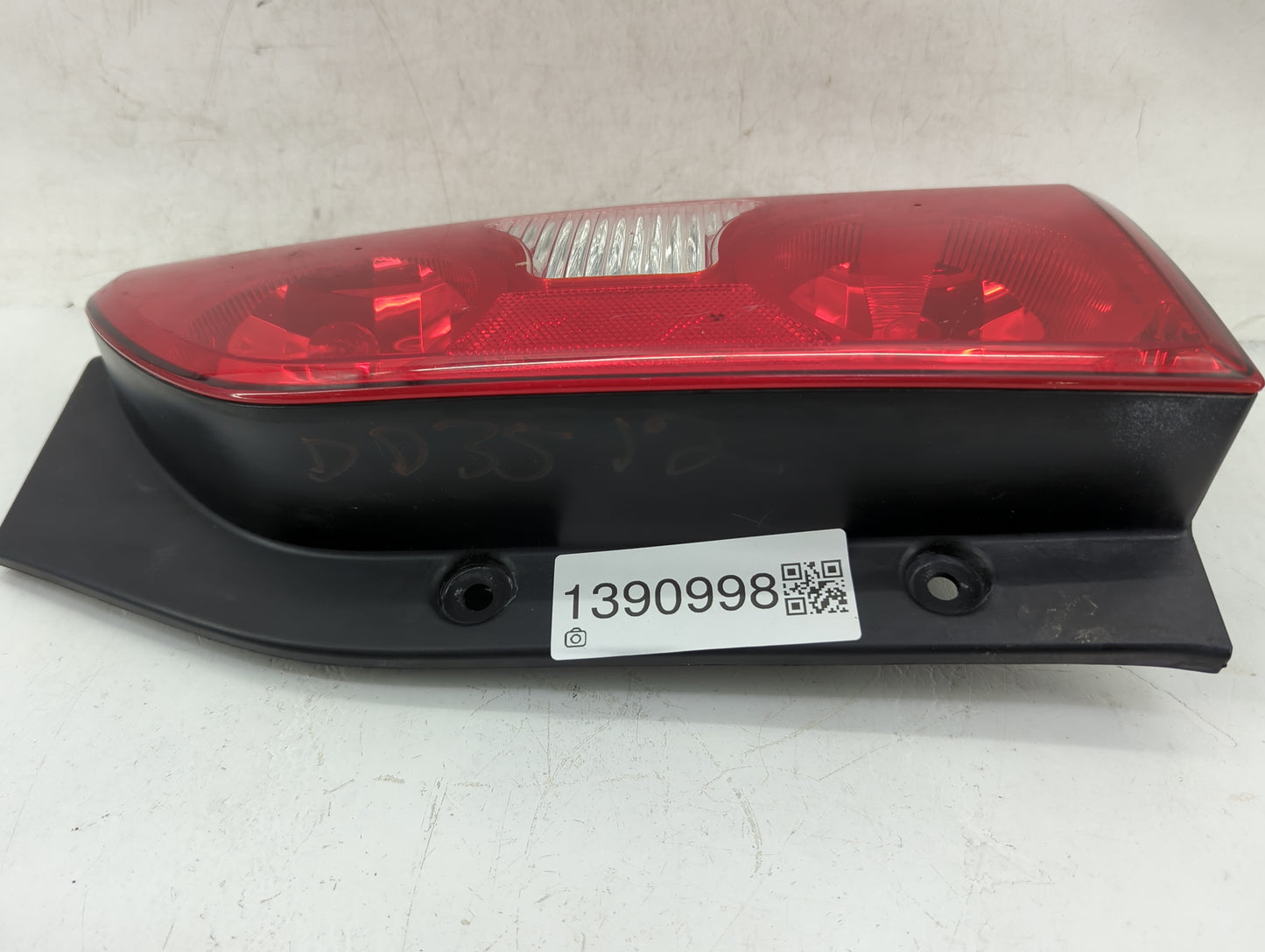 2005-2015 Nissan Xterra Tail Light Assembly Passenger Right OEM P/N:949 602 Fits OEM Used Auto Parts - Oemusedautoparts1.com