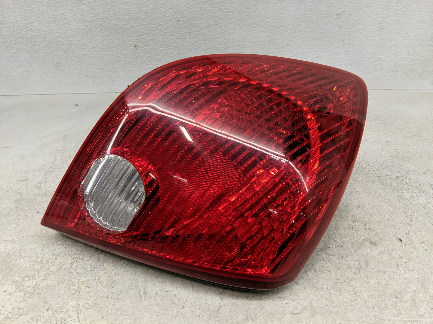 2005-2010 Pontiac G6 Driver Left Side Deck Lid Mounted Tail Light - Oemusedautoparts1.com