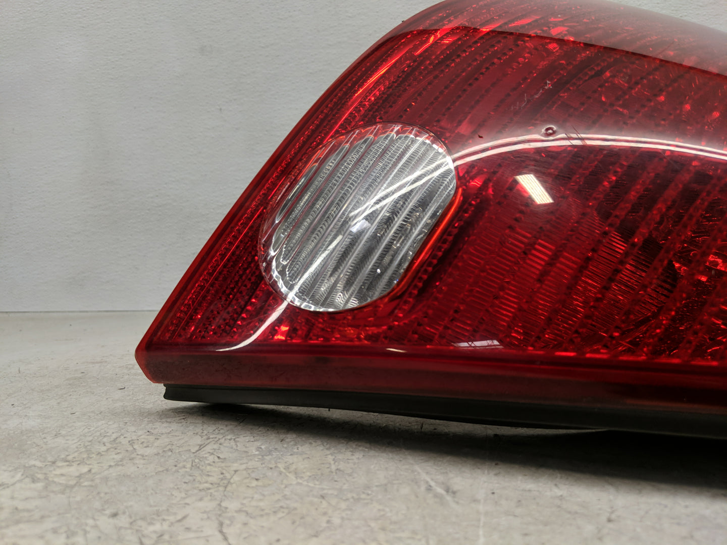 2005-2010 Pontiac G6 Driver Left Side Deck Lid Mounted Tail Light - Oemusedautoparts1.com