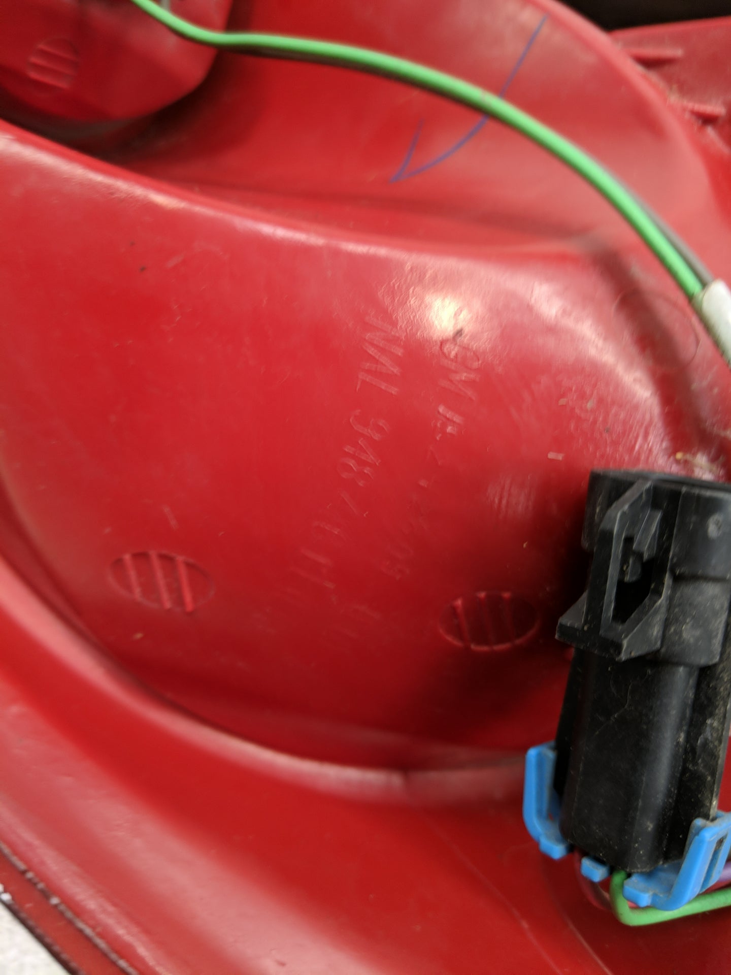 2005-2010 Pontiac G6 Driver Left Side Deck Lid Mounted Tail Light - Oemusedautoparts1.com