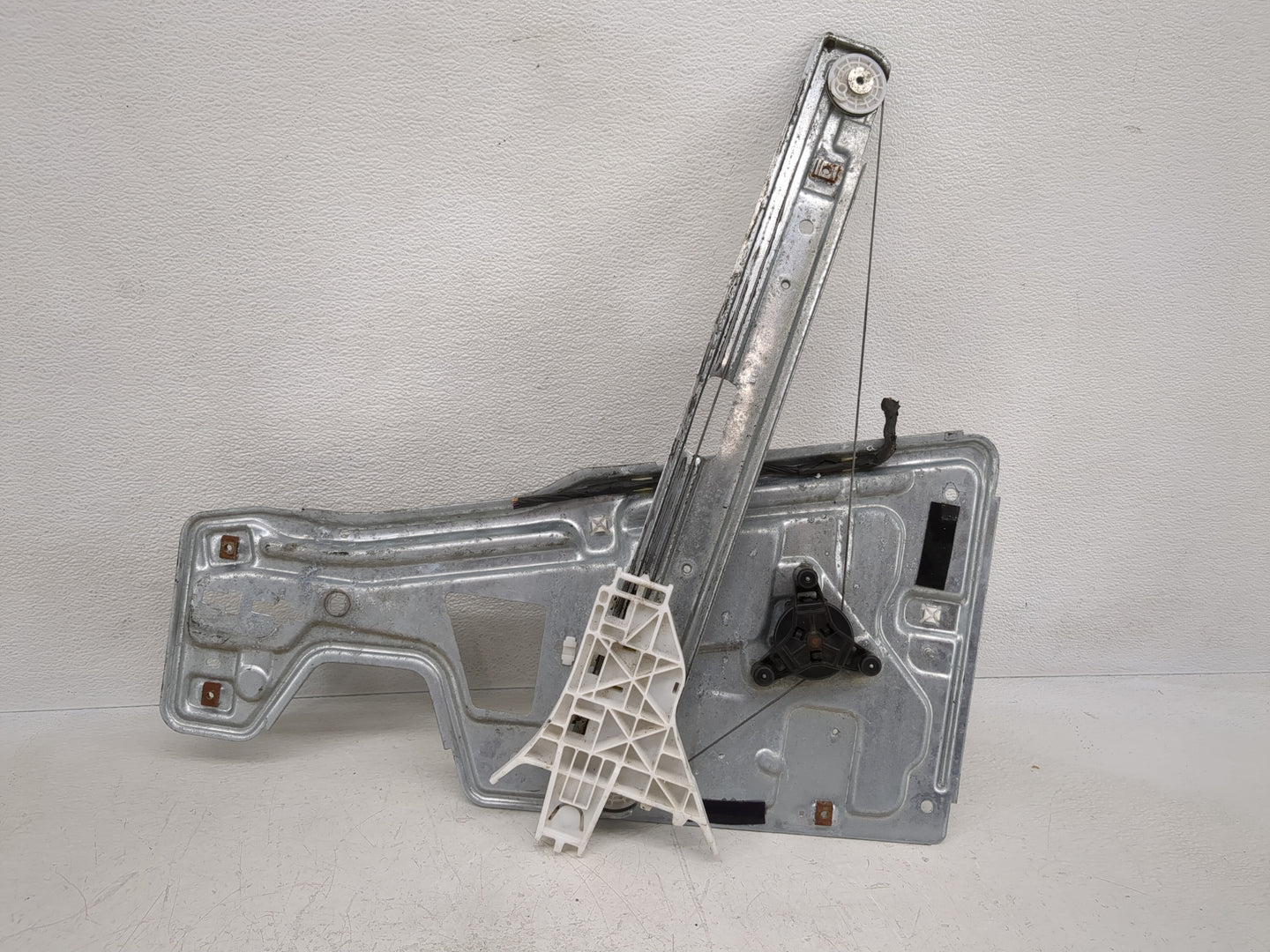 2006-2008 Pontiac Torrent Driver Left Front Window Regulator - Oemusedautoparts1.com
