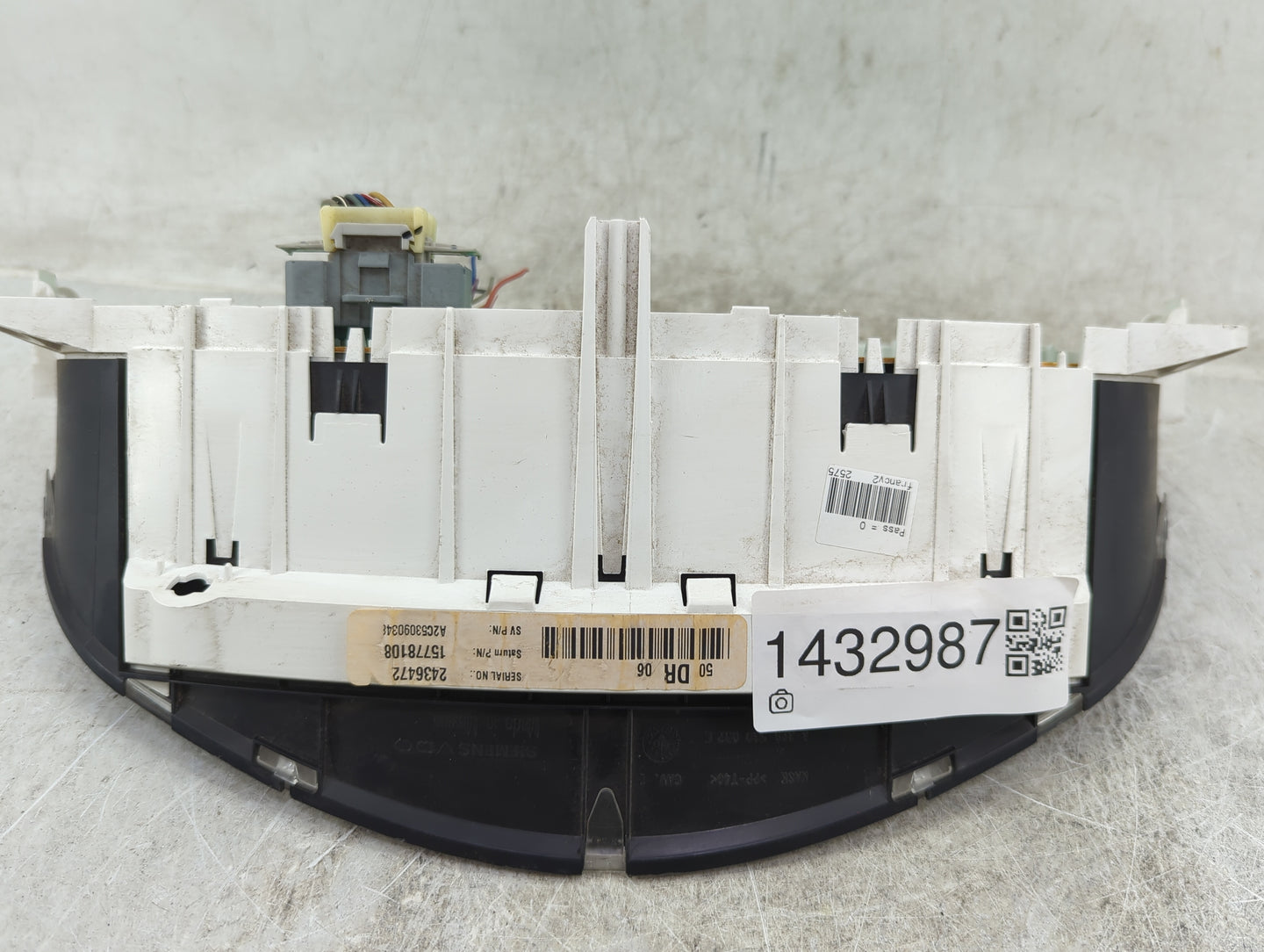 2006 Pontiac Torrent Instrument Cluster Speedometer Gauges P/N:15778108 Fits OEM Used Auto Parts - Oemusedautoparts1.com