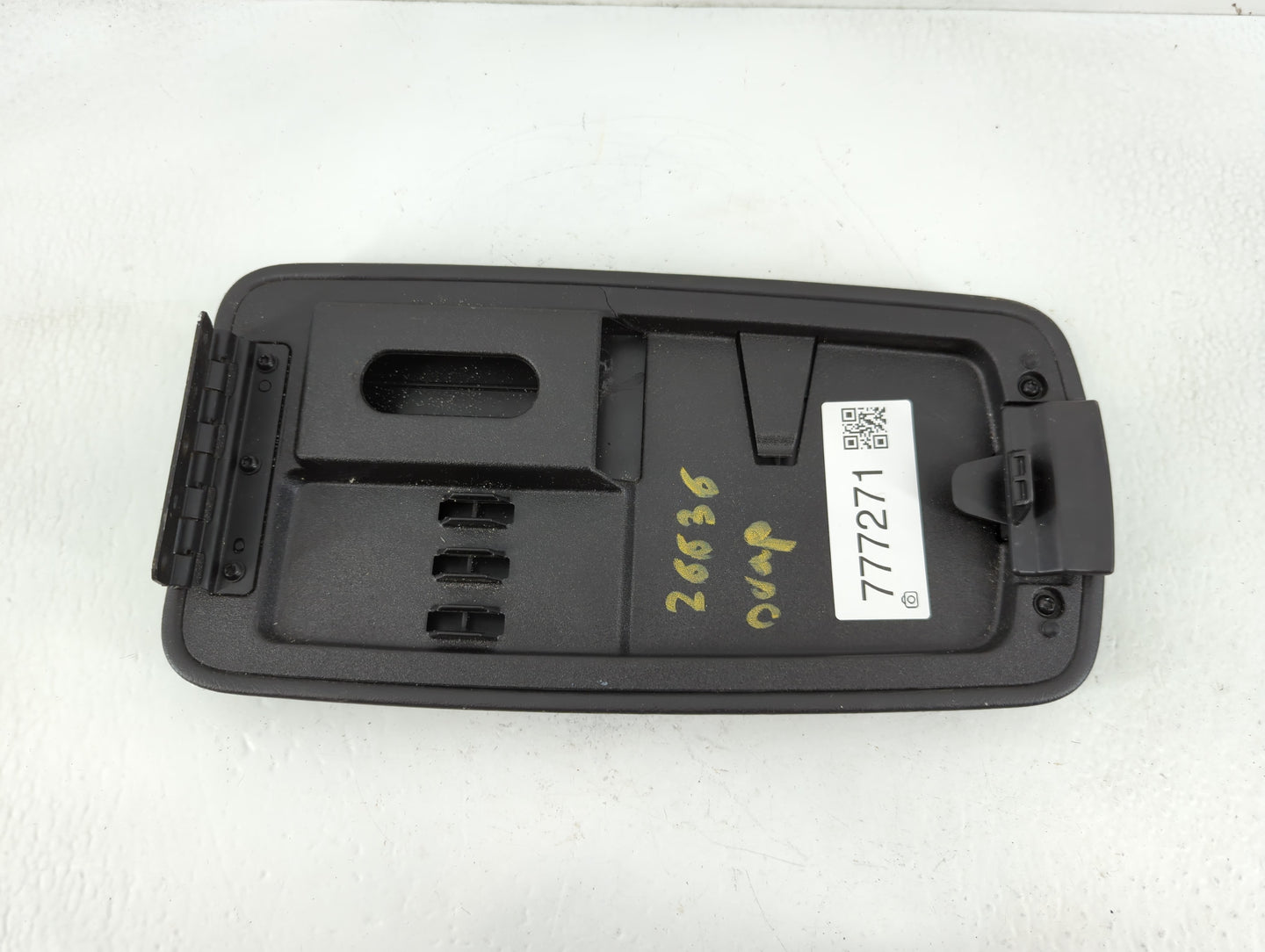 2006 Pontiac Torrent Center Console Armrest Cover Lid P/N:6054B Fits OEM Used Auto Parts - Oemusedautoparts1.com