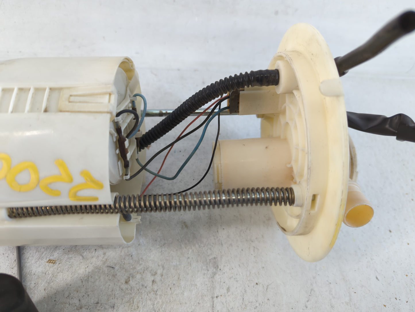 2005-2008 Pontiac Vibe Electrical Gas Fuel Pump Assembly - Oemusedautoparts1.com
