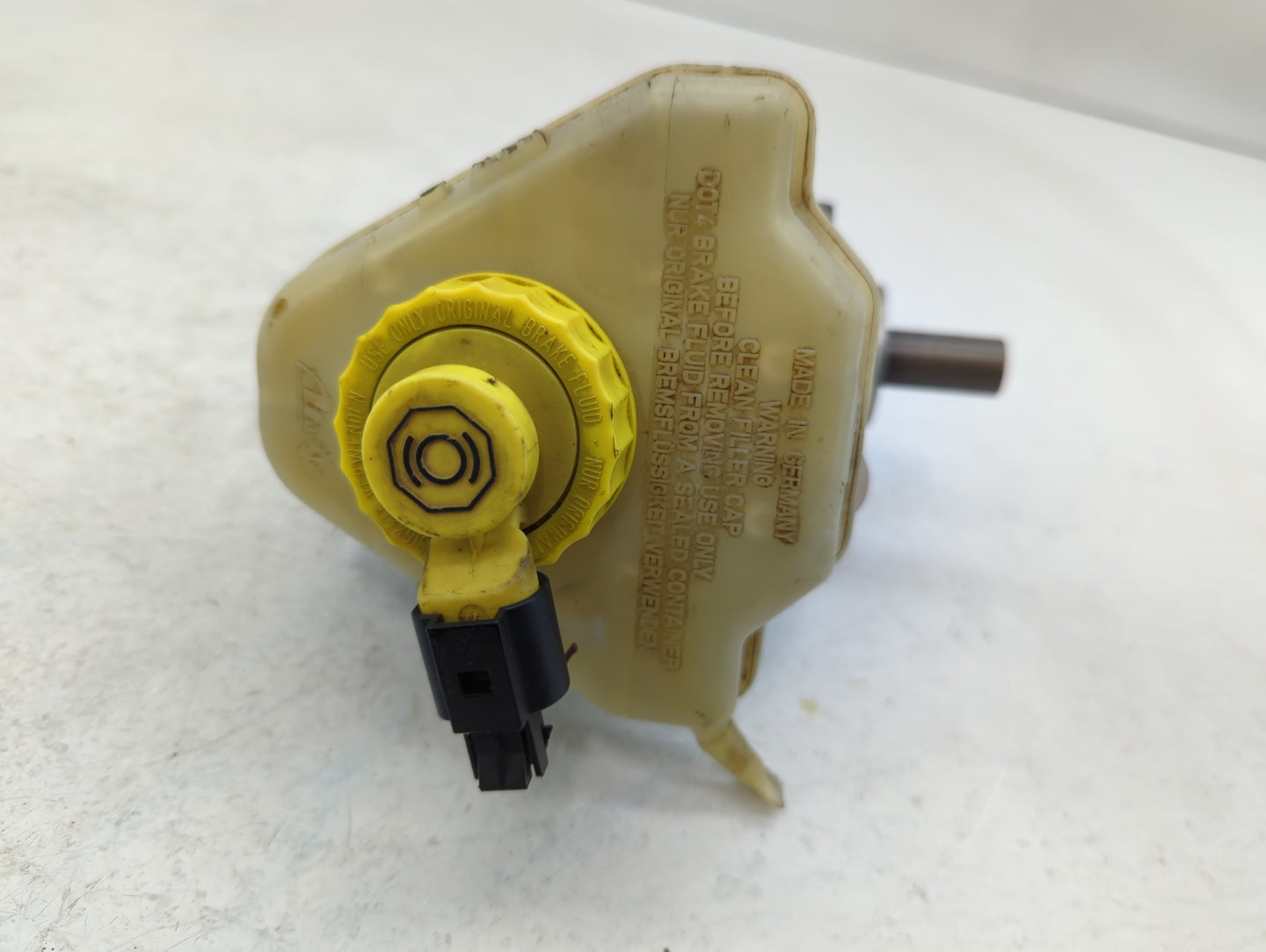 2003-2006 Porsche Cayenne Brake Master Cylinder - Oemusedautoparts1.com