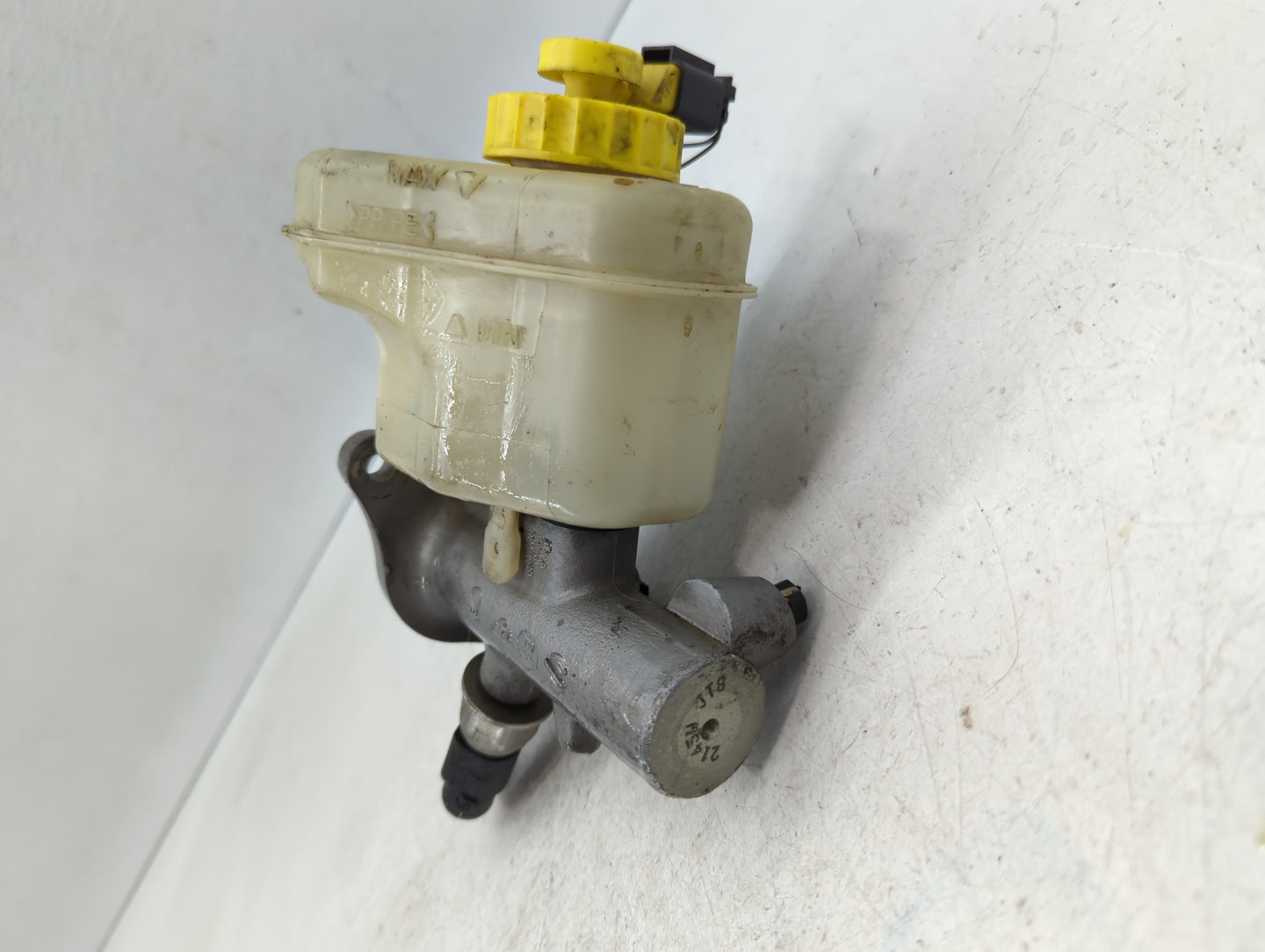 2003-2006 Porsche Cayenne Brake Master Cylinder - Oemusedautoparts1.com