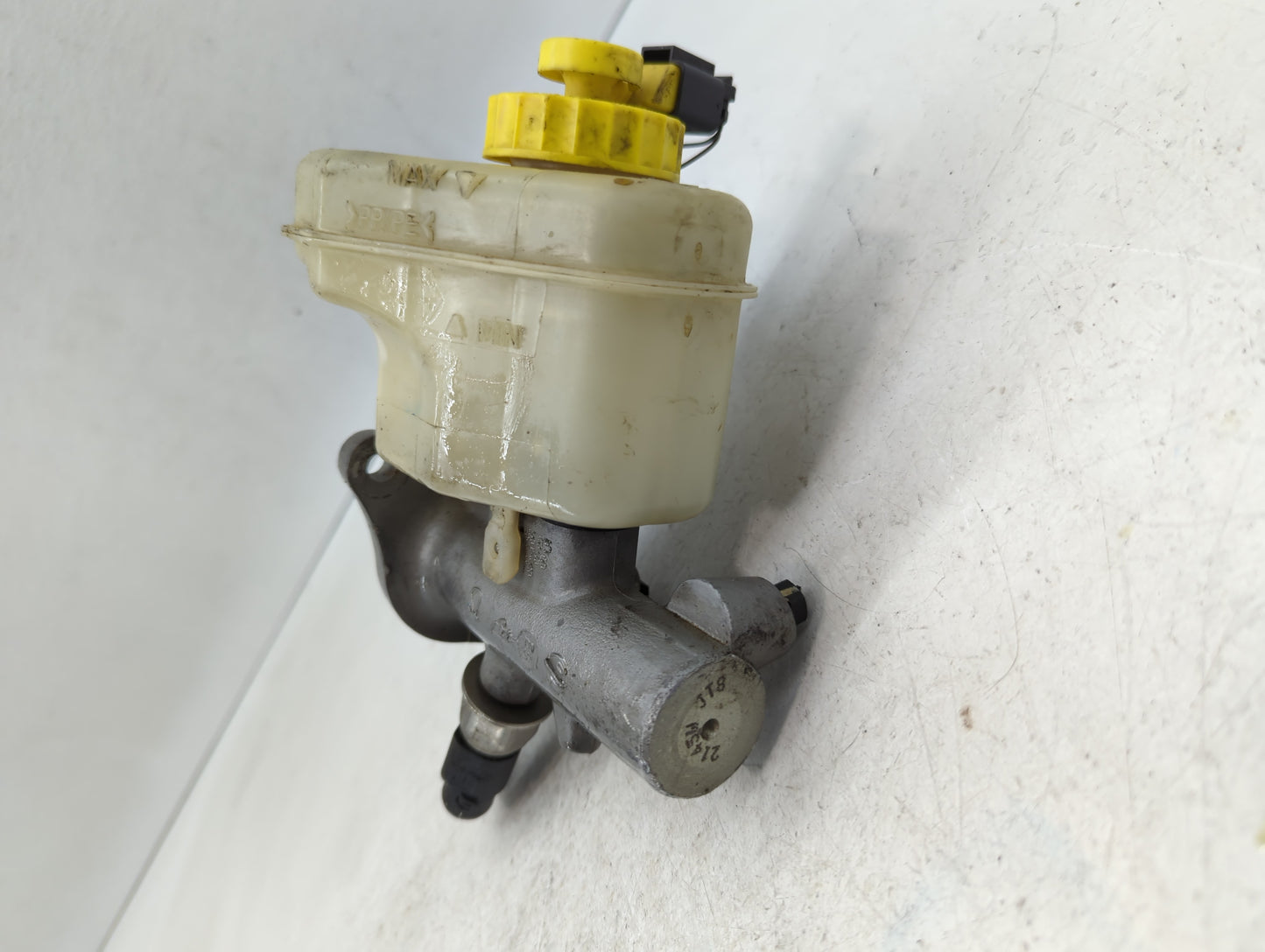 2003-2006 Porsche Cayenne Brake Master Cylinder - Oemusedautoparts1.com