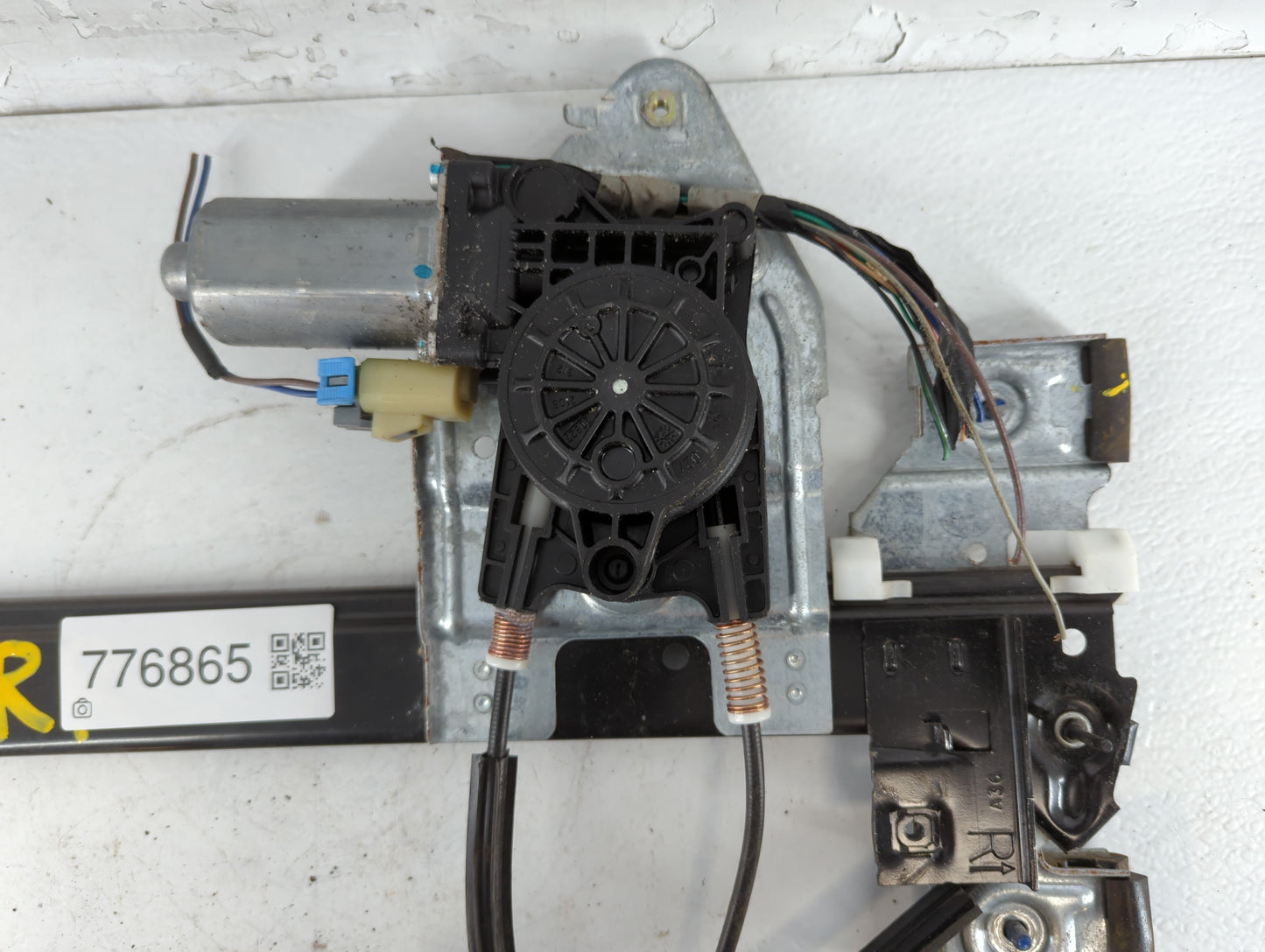 2006 Saab 9-7x Passenger Front Right Power Window Motor - Oemusedautoparts1.com
