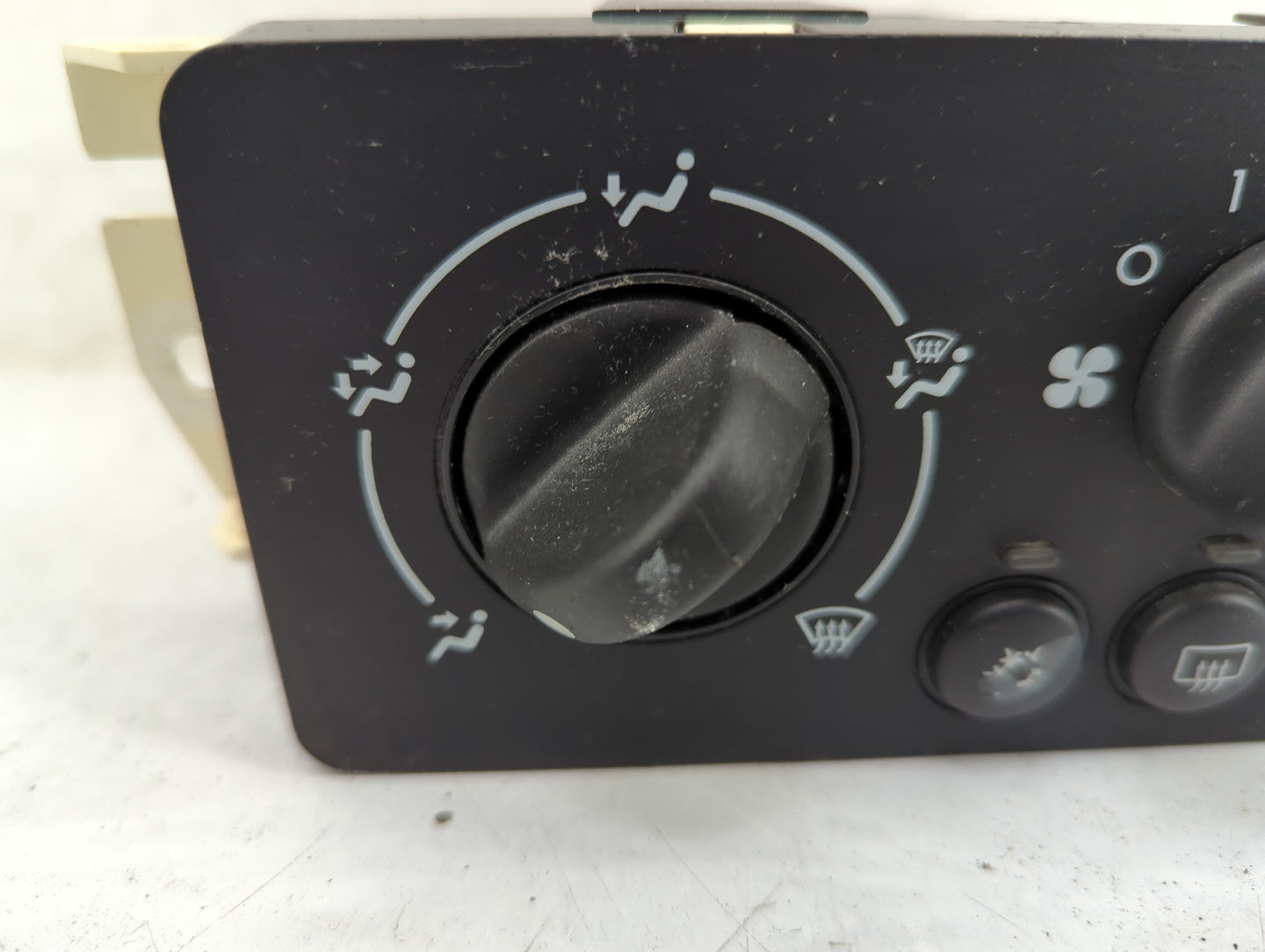 2006-2007 Saturn Ion Climate Control Module Temperature AC/Heater Replacement P/N:15208640 Fits Fits 2006 2007 OEM Used Auto