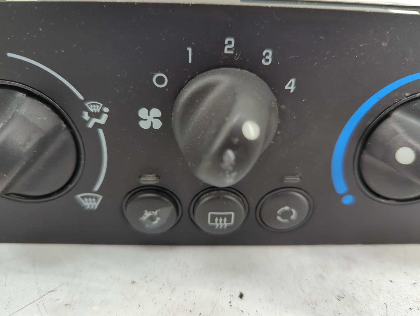 2006-2007 Saturn Ion Climate Control Module Temperature AC/Heater Replacement P/N:15208640 Fits Fits 2006 2007 OEM Used Auto