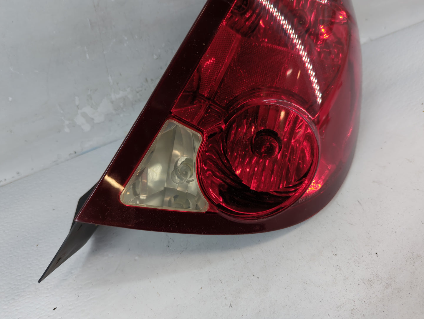 2003-2007 Saturn Ion Tail Light Assembly Passenger Right OEM P/N:22723023 Fits Fits 2003 2004 2005 2006 2007 OEM Used Auto P