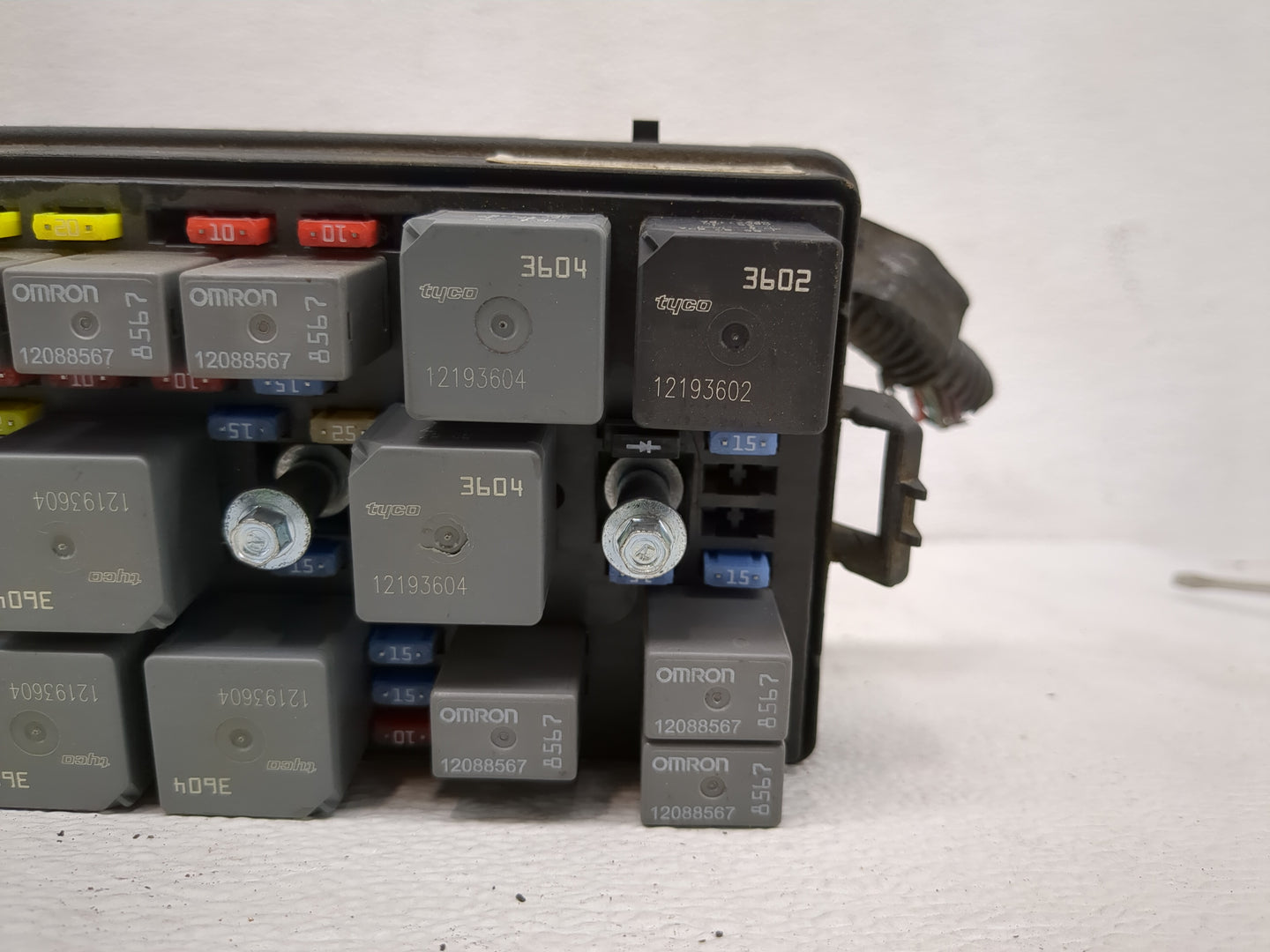 2006-2007 Saturn Vue Fusebox Fuse Box Panel Relay Module P/N:15796346 Fits Fits 2006 2007 OEM Used Auto Parts - Oemusedautop