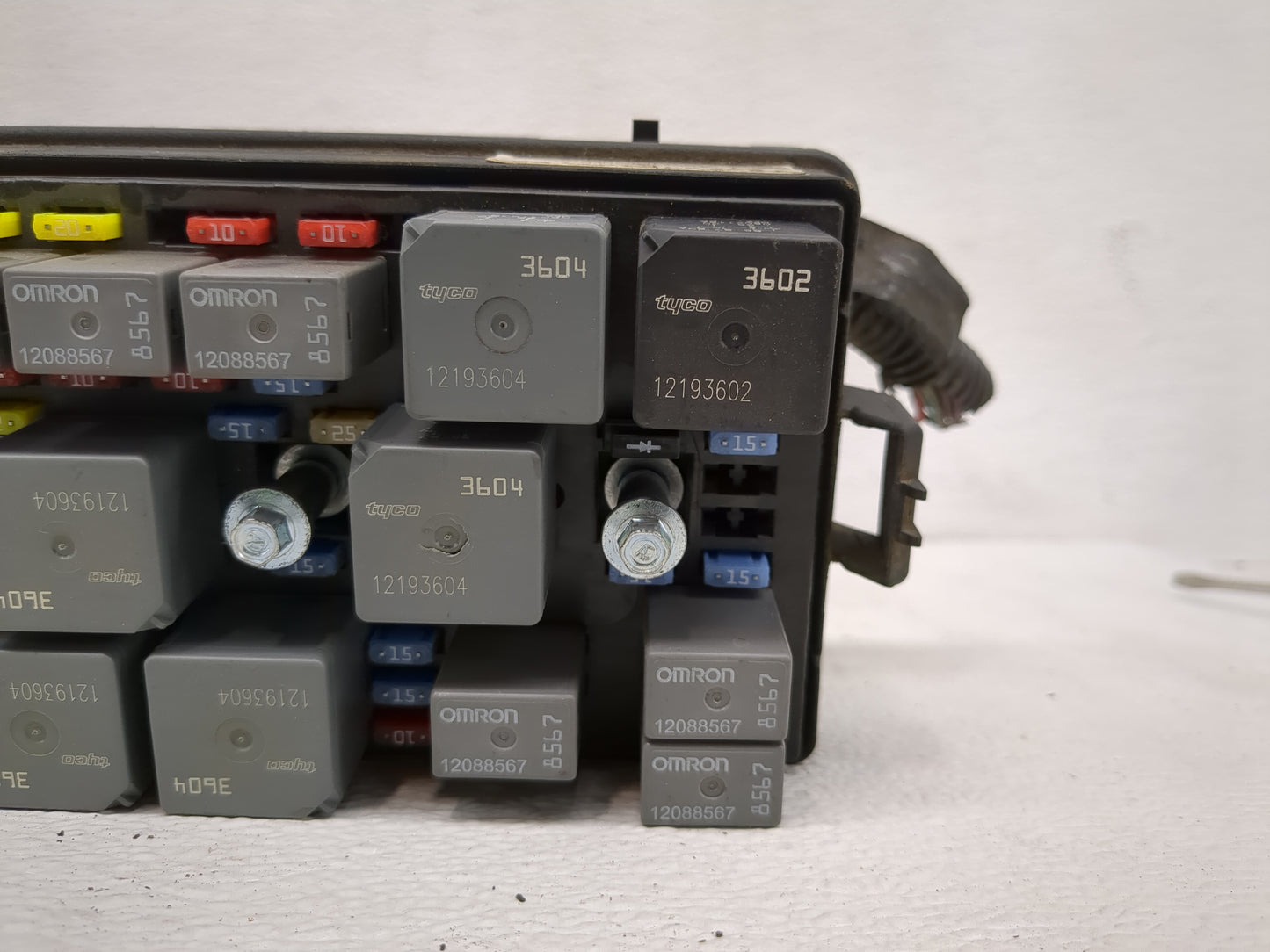 2006-2007 Saturn Vue Fusebox Fuse Box Panel Relay Module P/N:15796346 Fits Fits 2006 2007 OEM Used Auto Parts - Oemusedautop