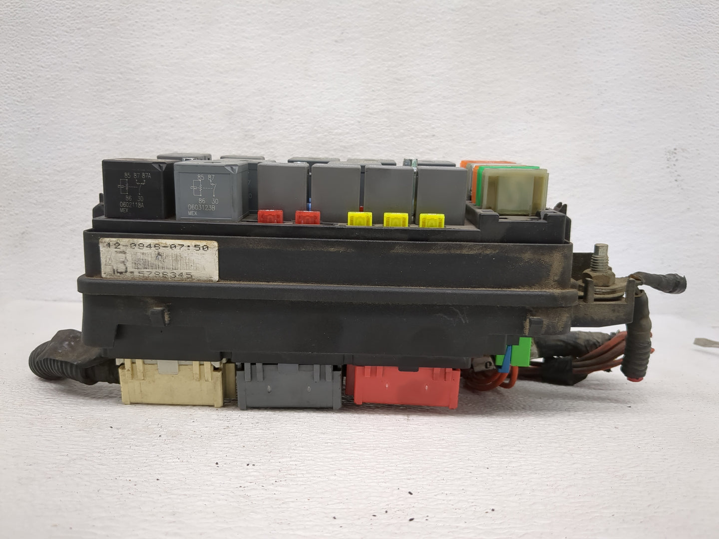 2006-2007 Saturn Vue Fusebox Fuse Box Panel Relay Module P/N:15796346 Fits Fits 2006 2007 OEM Used Auto Parts - Oemusedautop