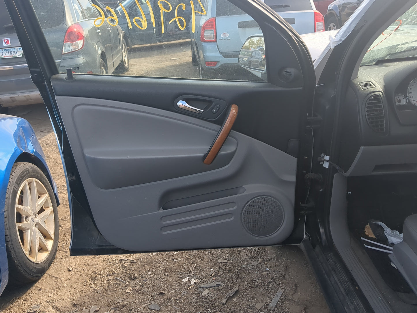 2006 Saturn Vue Front Left Driver Interior Door Panel Trim - Oemusedautoparts1.com