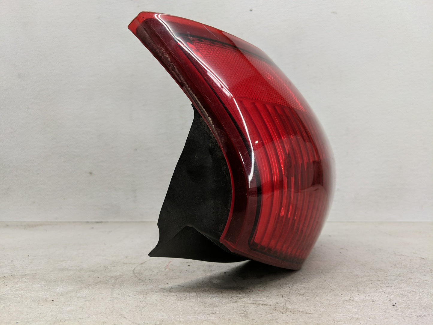 2004-2007 Saturn Vue Tail Light Assembly Passenger Right OEM P/N:2GCX-13407-AC Fits Fits 2004 2005 2006 2007 OEM Used Auto P