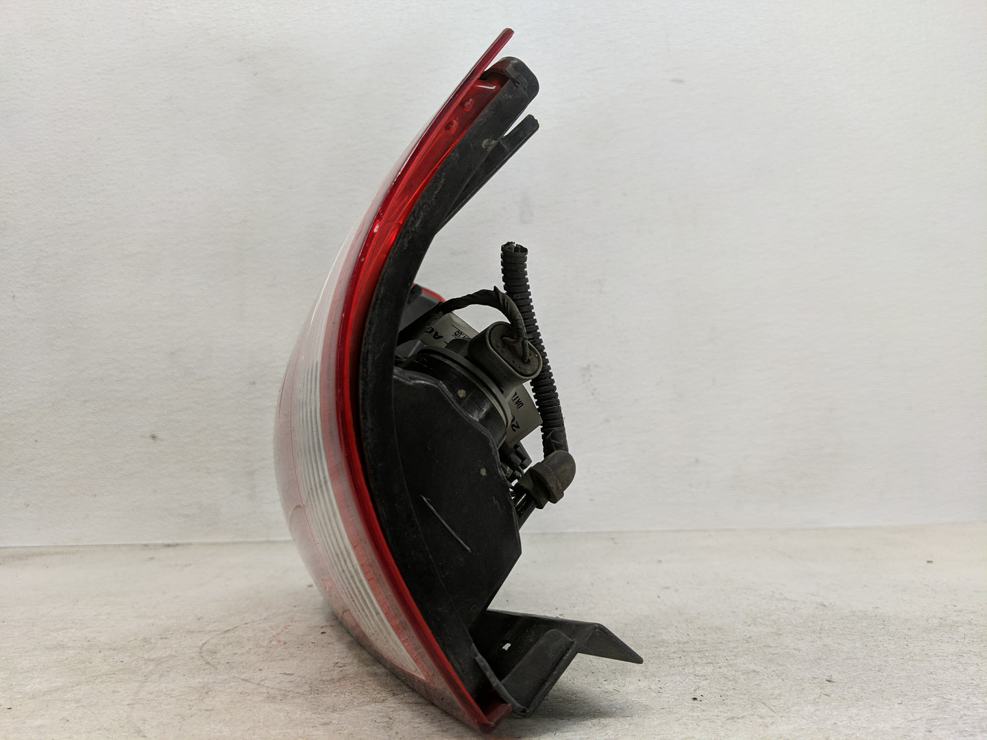 2004-2007 Saturn Vue Tail Light Assembly Passenger Right OEM P/N:2GCX-13407-AC Fits Fits 2004 2005 2006 2007 OEM Used Auto P