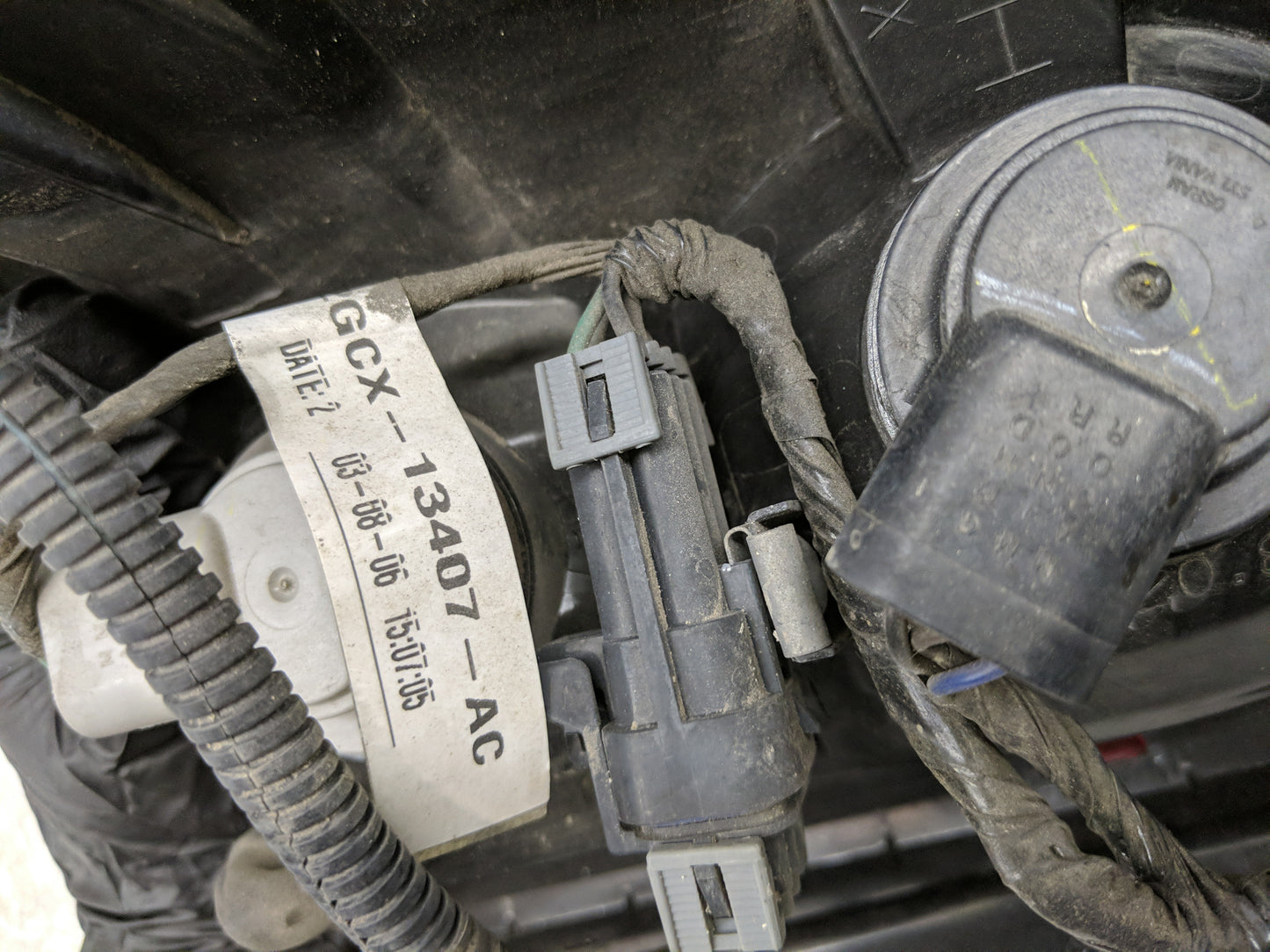 2004-2007 Saturn Vue Tail Light Assembly Passenger Right OEM P/N:2GCX-13407-AC Fits Fits 2004 2005 2006 2007 OEM Used Auto P