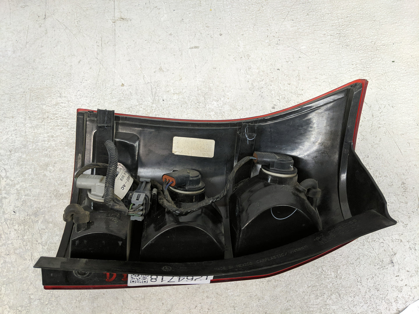 2004-2007 Saturn Vue Tail Light Assembly Passenger Right OEM P/N:2GCX-13407-AC Fits Fits 2004 2005 2006 2007 OEM Used Auto P