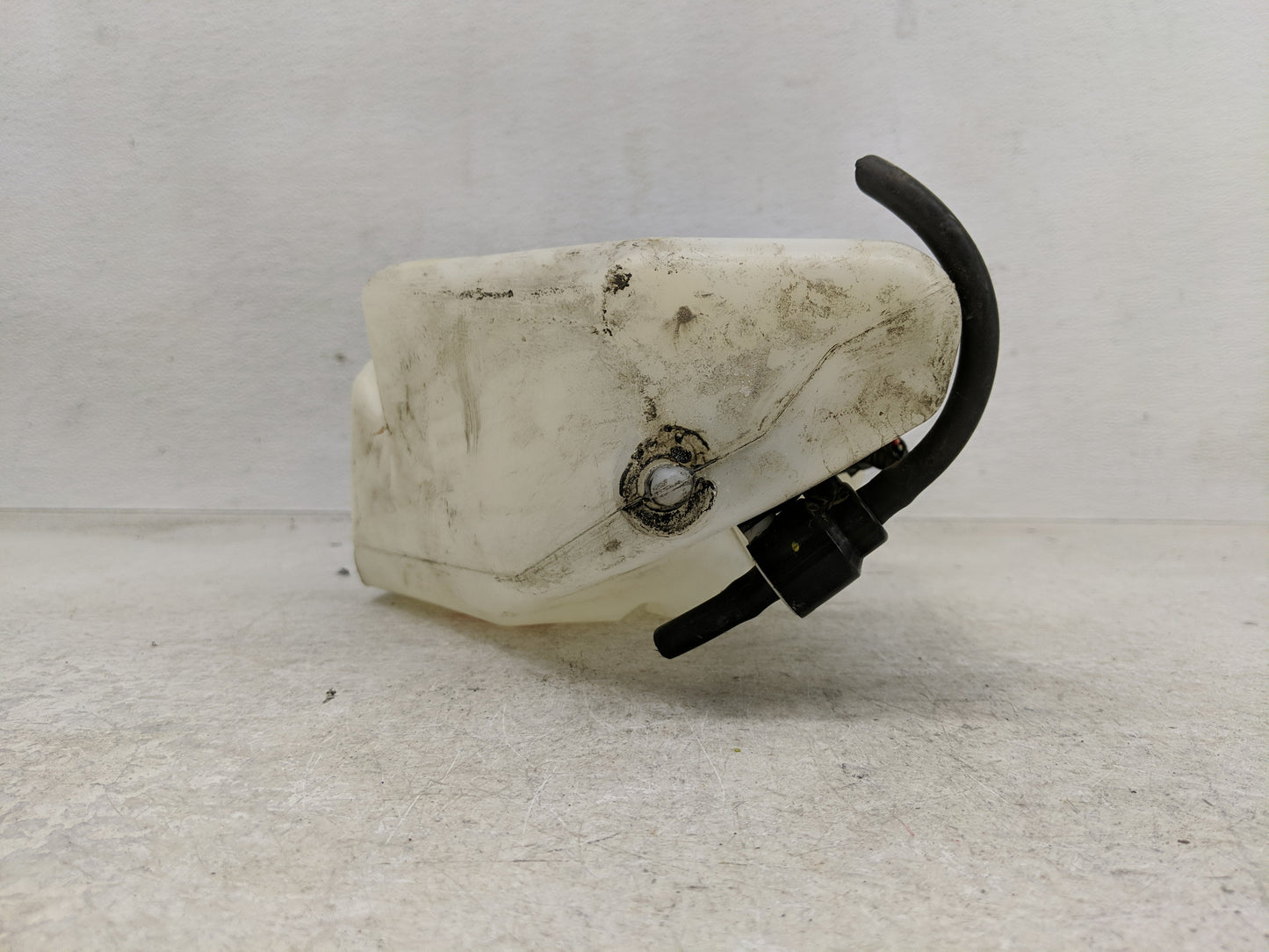 2002-2007 Saturn Vue Windshield Washer Fluid Reservoir Bottle Oem - Oemusedautoparts1.com