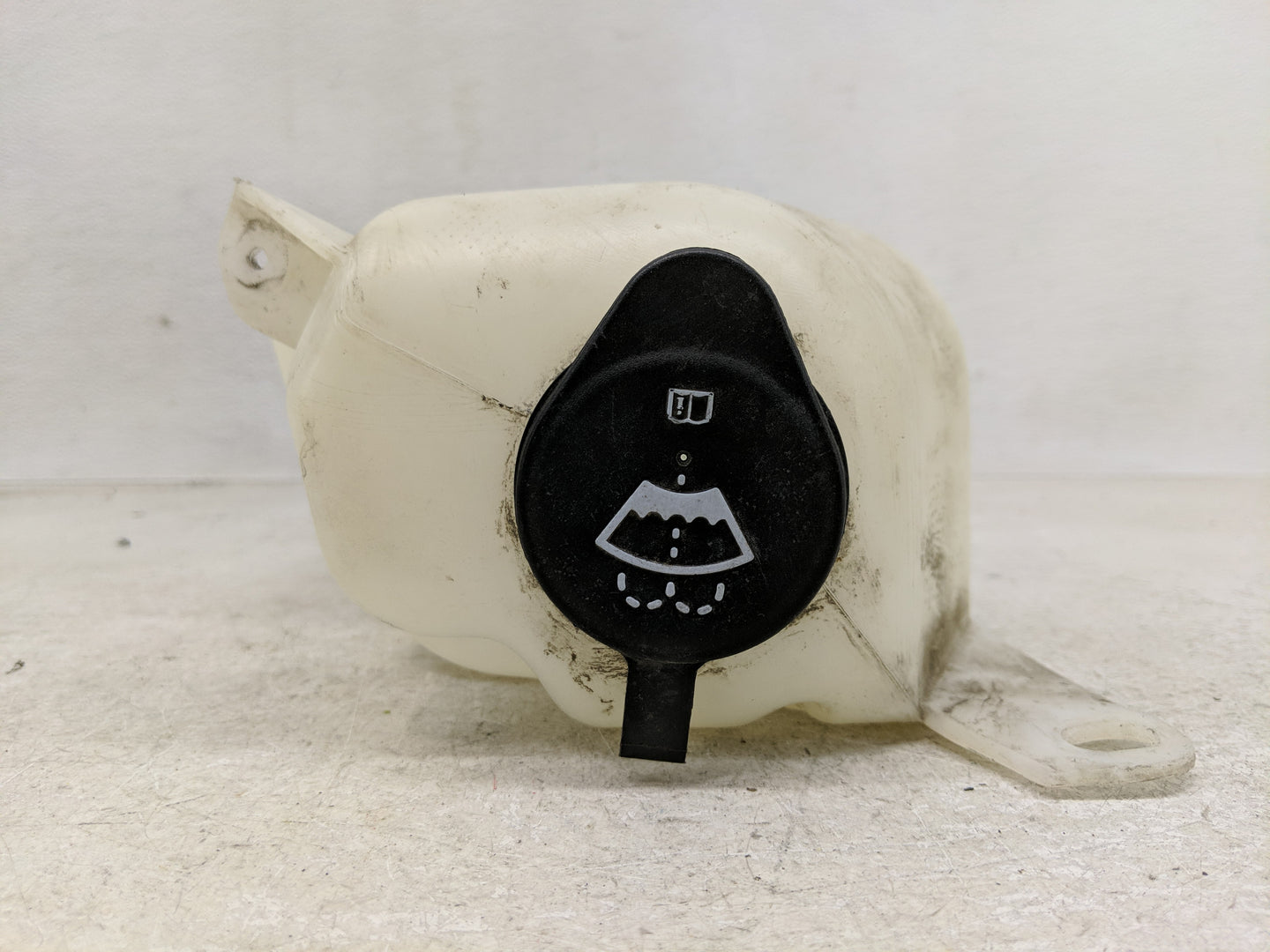 2002-2007 Saturn Vue Windshield Washer Fluid Reservoir Bottle Oem - Oemusedautoparts1.com