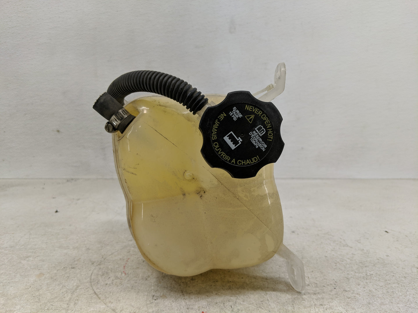 2002-2007 Saturn Vue Windshield Washer Fluid Reservoir Bottle Oem - Oemusedautoparts1.com