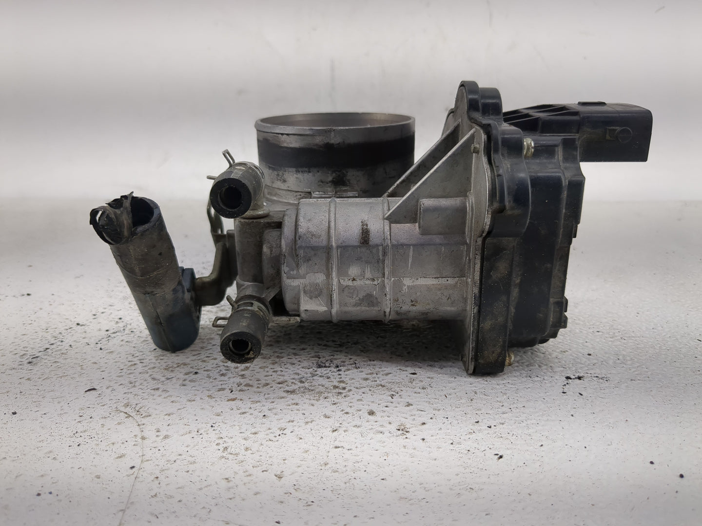 2002-2007 Saturn Vue Throttle Body P/N:079800-5410 Fits Fits 2002 2003 2004 2005 2006 2007 OEM Used Auto Parts - Oemusedauto