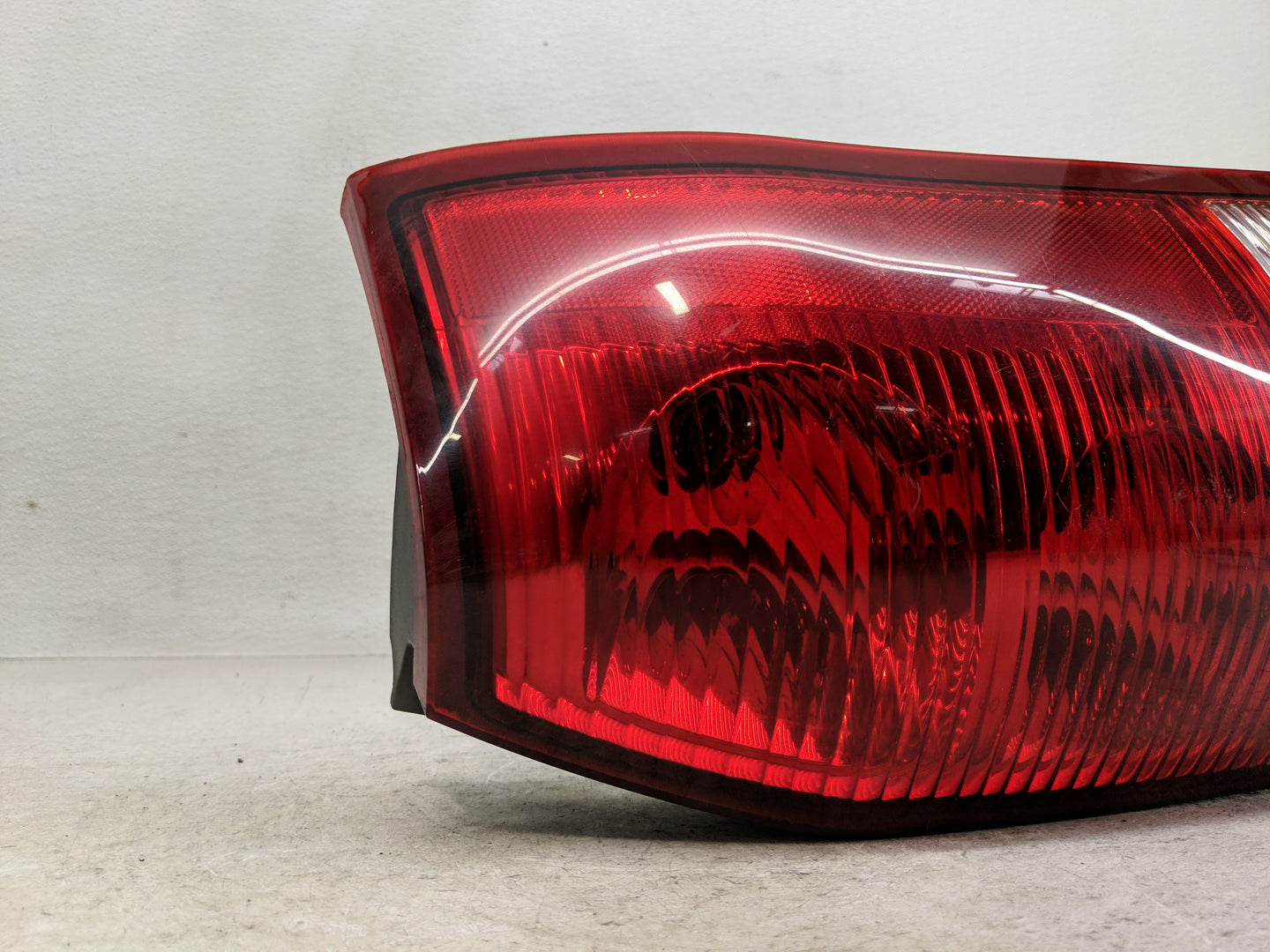 2004-2007 Saturn Vue Tail Light Assembly Passenger Right OEM P/N:2GCX-13407-AC Fits Fits 2004 2005 2006 2007 OEM Used Auto P