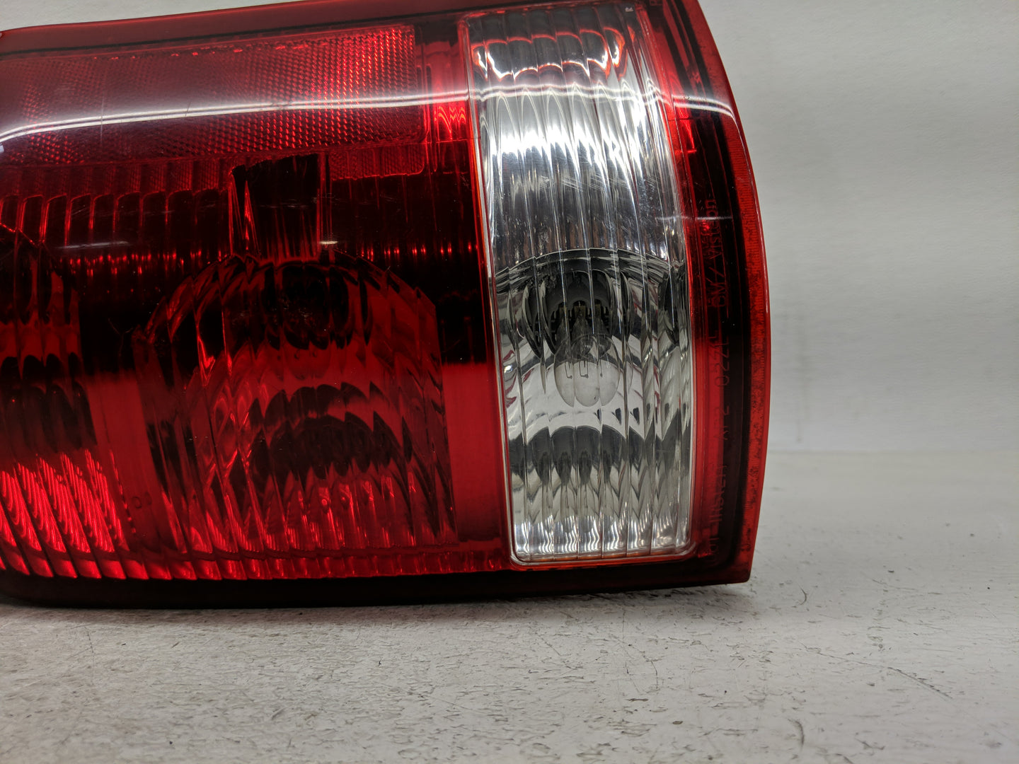 2004-2007 Saturn Vue Tail Light Assembly Passenger Right OEM P/N:2GCX-13407-AC Fits Fits 2004 2005 2006 2007 OEM Used Auto P