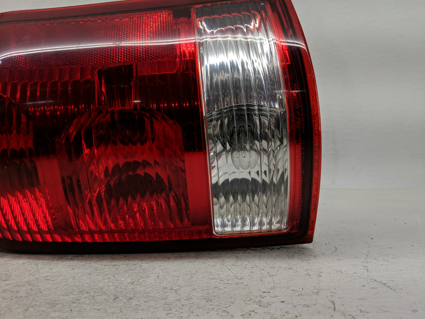 2004-2007 Saturn Vue Tail Light Assembly Passenger Right OEM P/N:2GCX-13407-AC Fits Fits 2004 2005 2006 2007 OEM Used Auto P