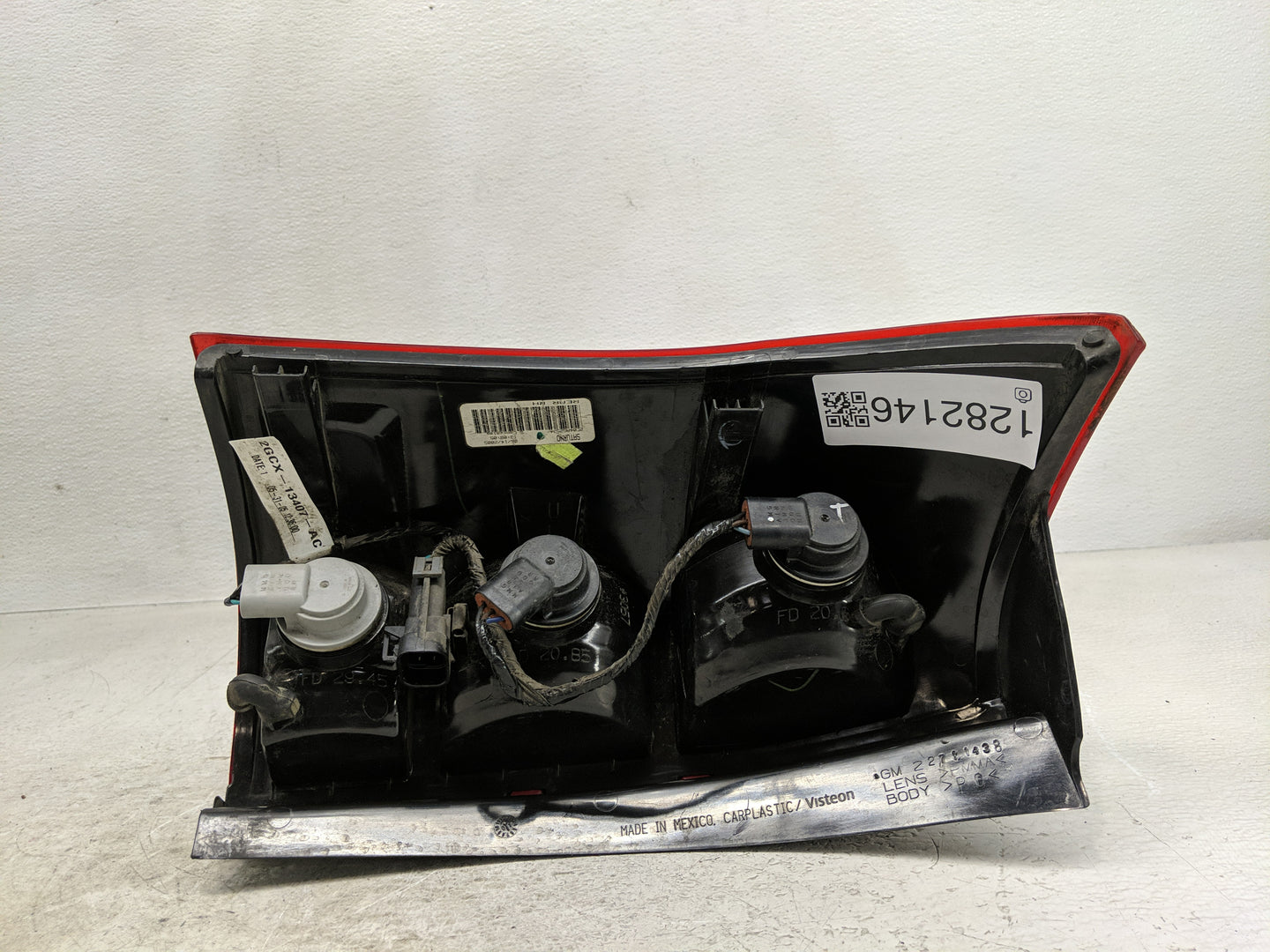 2004-2007 Saturn Vue Tail Light Assembly Passenger Right OEM P/N:2GCX-13407-AC Fits Fits 2004 2005 2006 2007 OEM Used Auto P