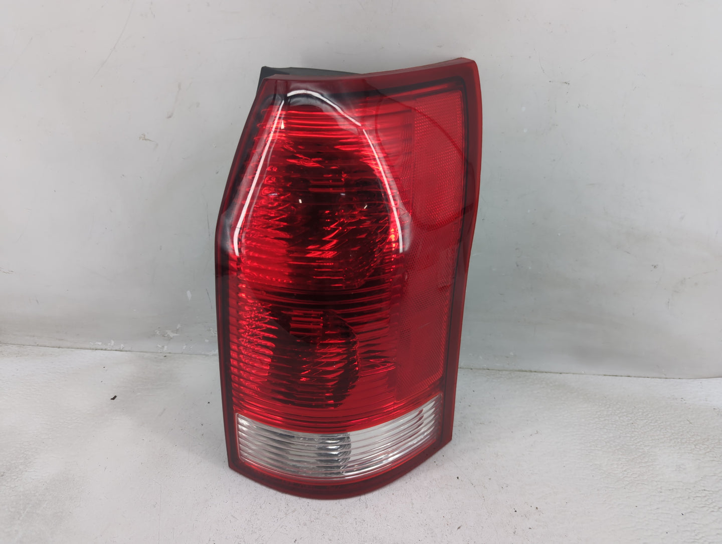 2004-2007 Saturn Vue Tail Light Assembly Passenger Right OEM P/N:2711438 Fits Fits 2004 2005 2006 2007 OEM Used Auto Parts -
