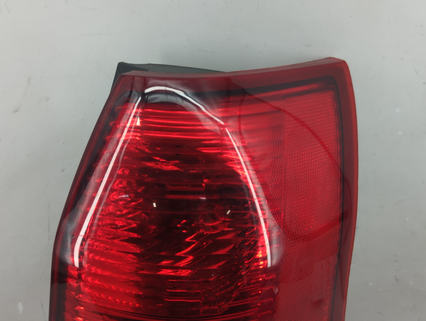 2004-2007 Saturn Vue Tail Light Assembly Passenger Right OEM P/N:2711438 Fits Fits 2004 2005 2006 2007 OEM Used Auto Parts -