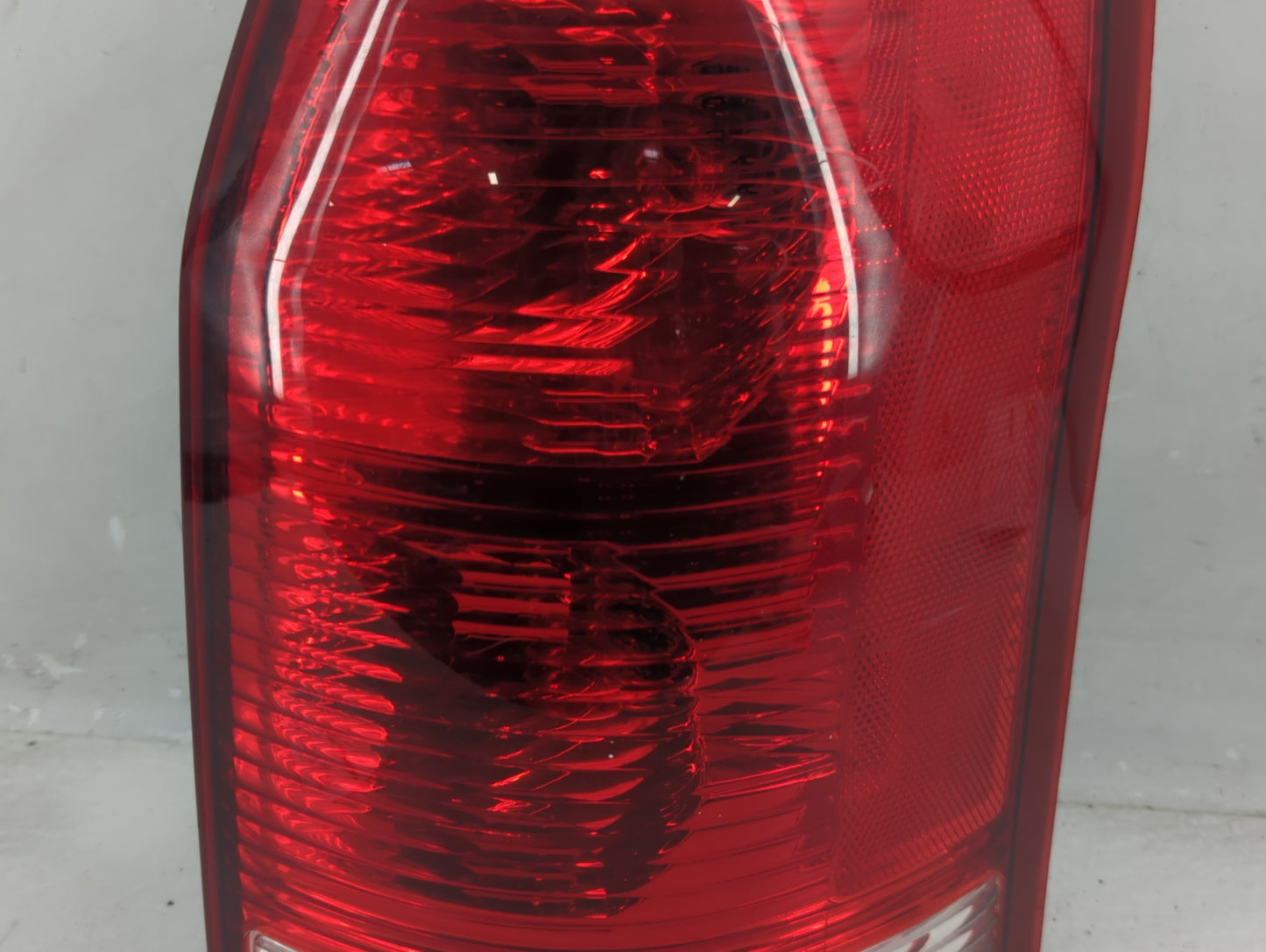 2004-2007 Saturn Vue Tail Light Assembly Passenger Right OEM P/N:2711438 Fits Fits 2004 2005 2006 2007 OEM Used Auto Parts -