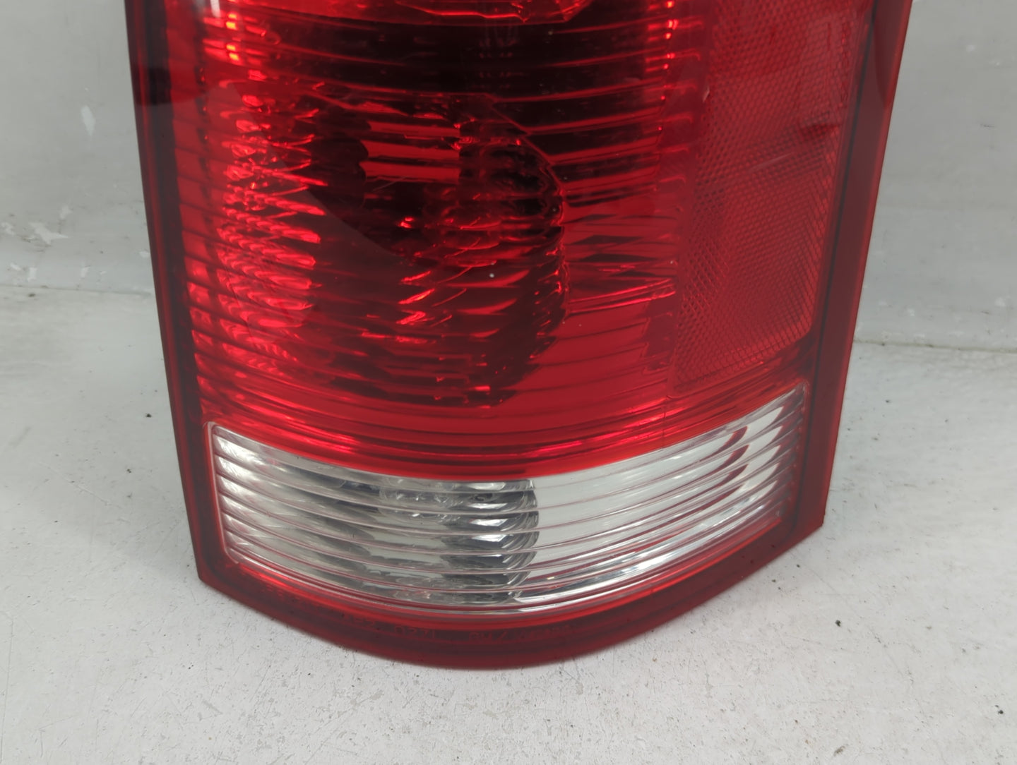 2004-2007 Saturn Vue Tail Light Assembly Passenger Right OEM P/N:2711438 Fits Fits 2004 2005 2006 2007 OEM Used Auto Parts -